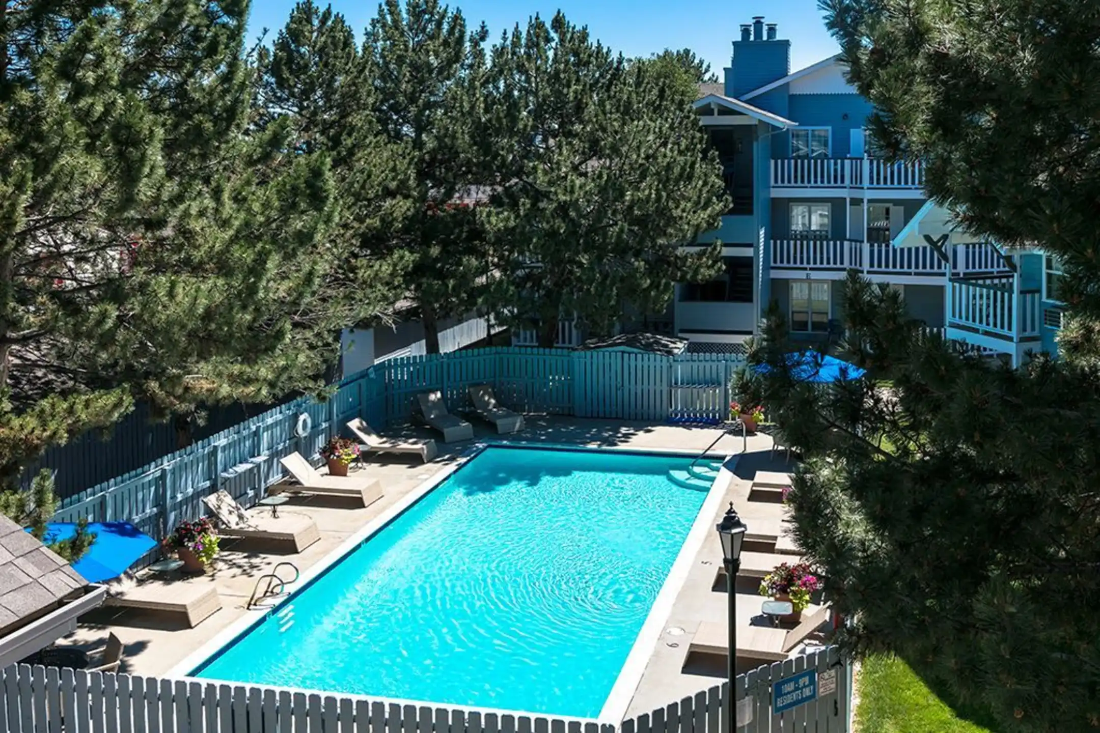 Pool - Victoria Inn Apartments - Longmont, CO
