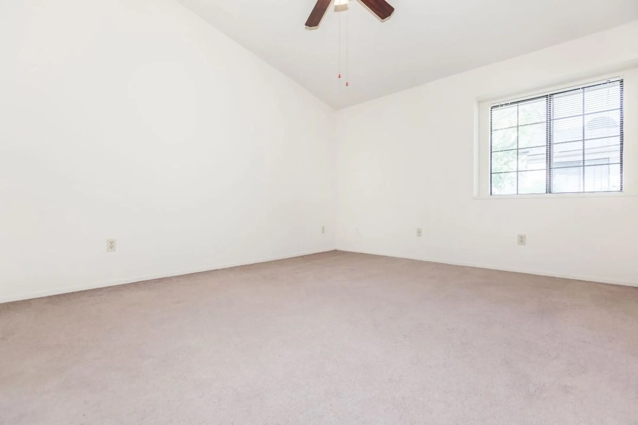 Bedroom - LAURELWOOD WEST VILLAS - Bakersfield, CA