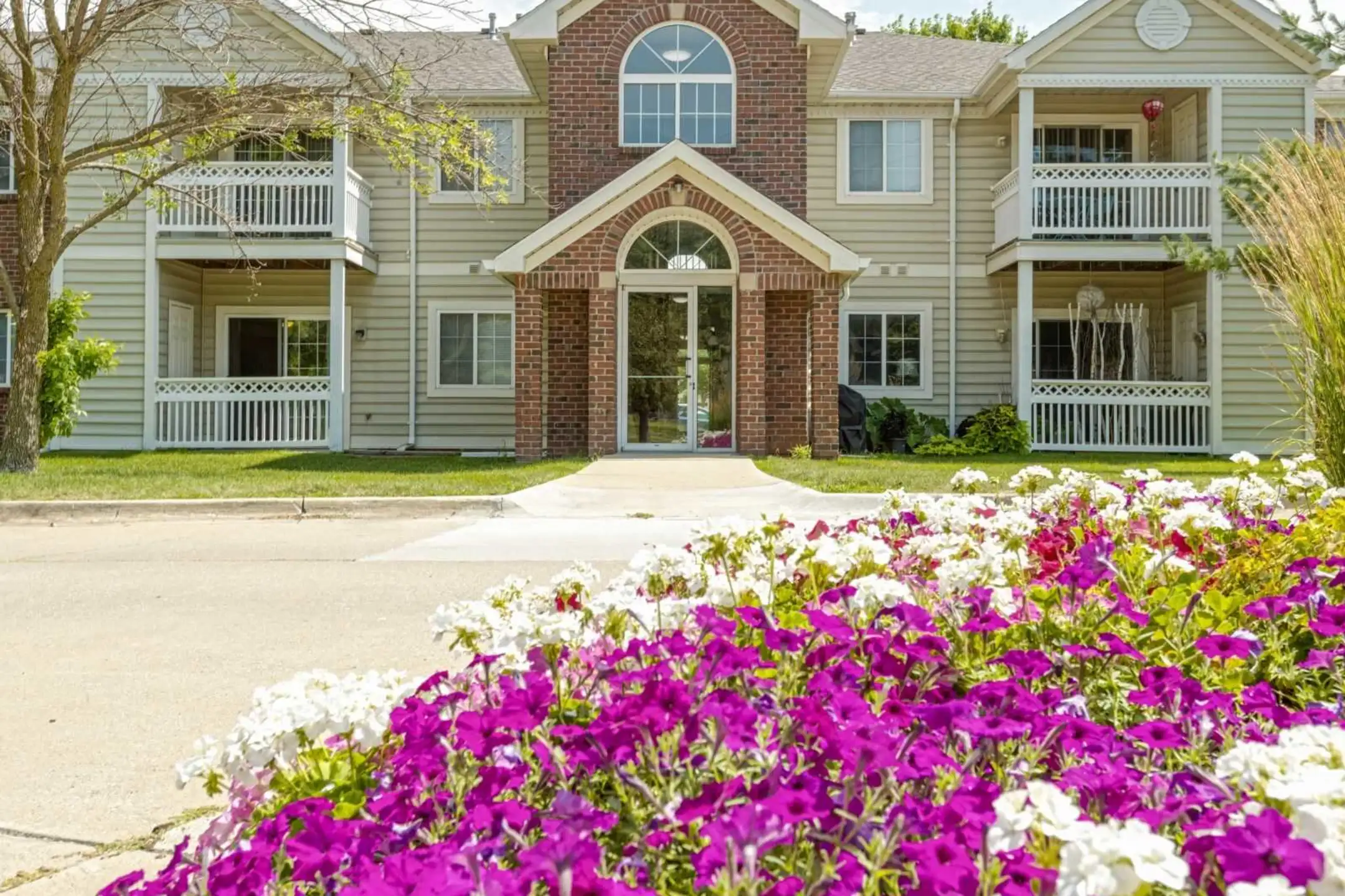 Building - Crown Pointe Apartments - West Des Moines, IA