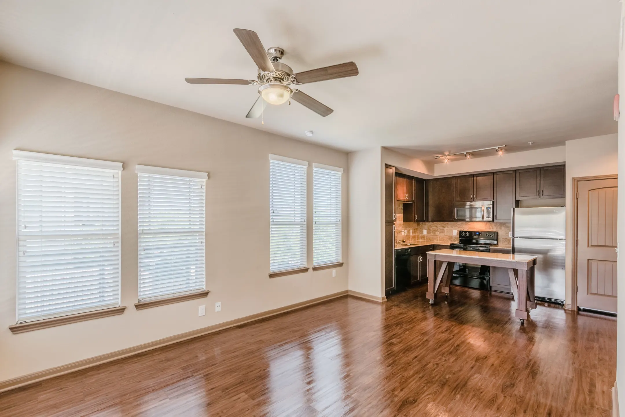Living Room - Lakewood Flats Apartments - Dallas, TX