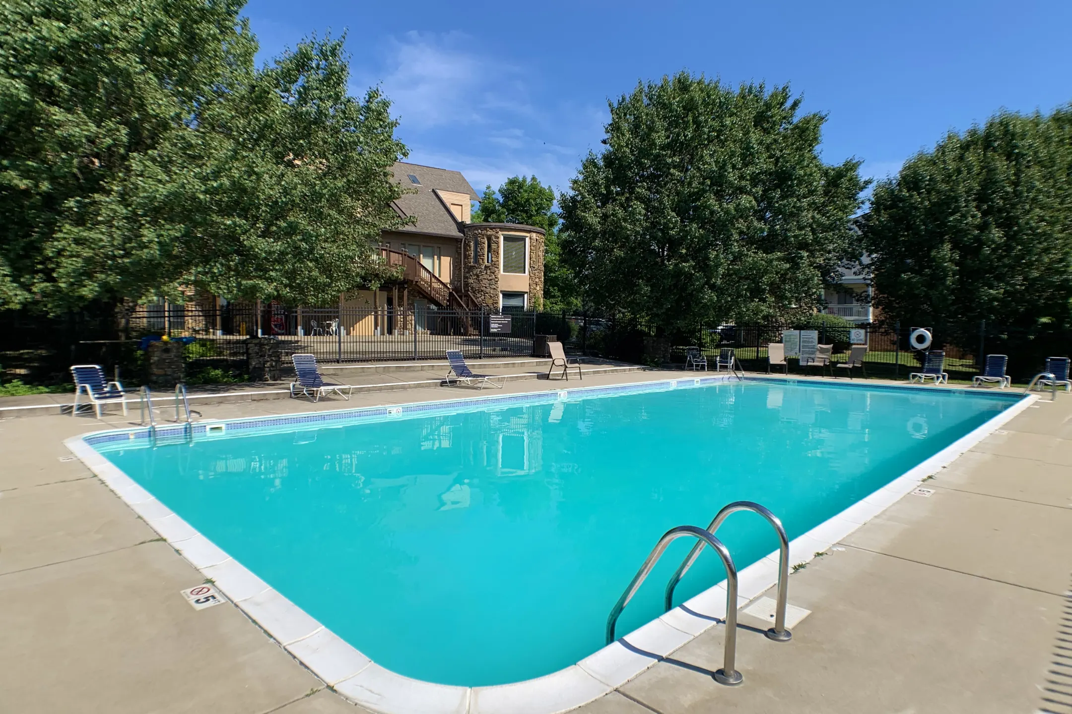 Pool - Knobs Pointe Apartments - New Albany, IN