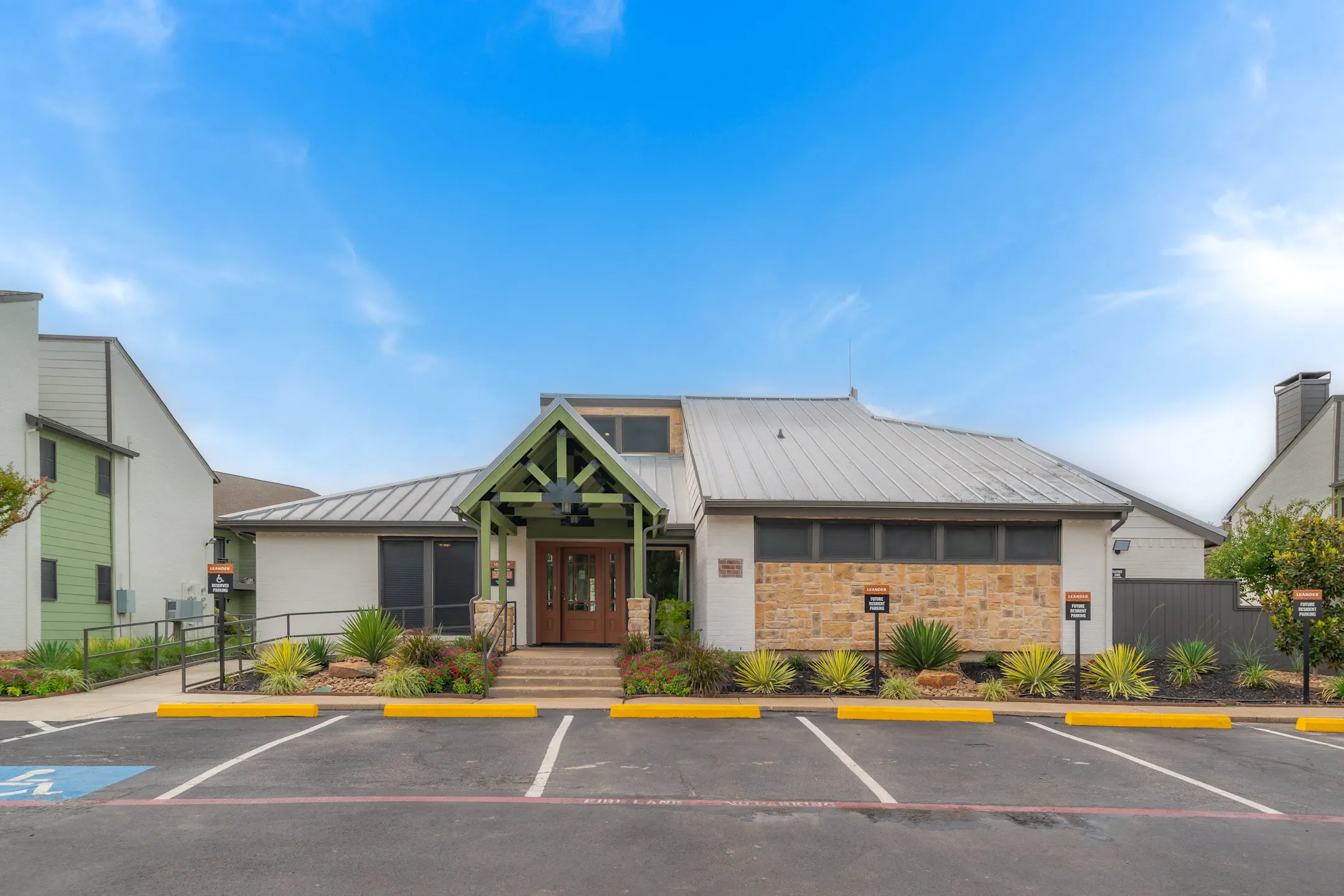 Leander Apartment Homes 5707 Bellaire Dr S Benbrook, TX Apartments