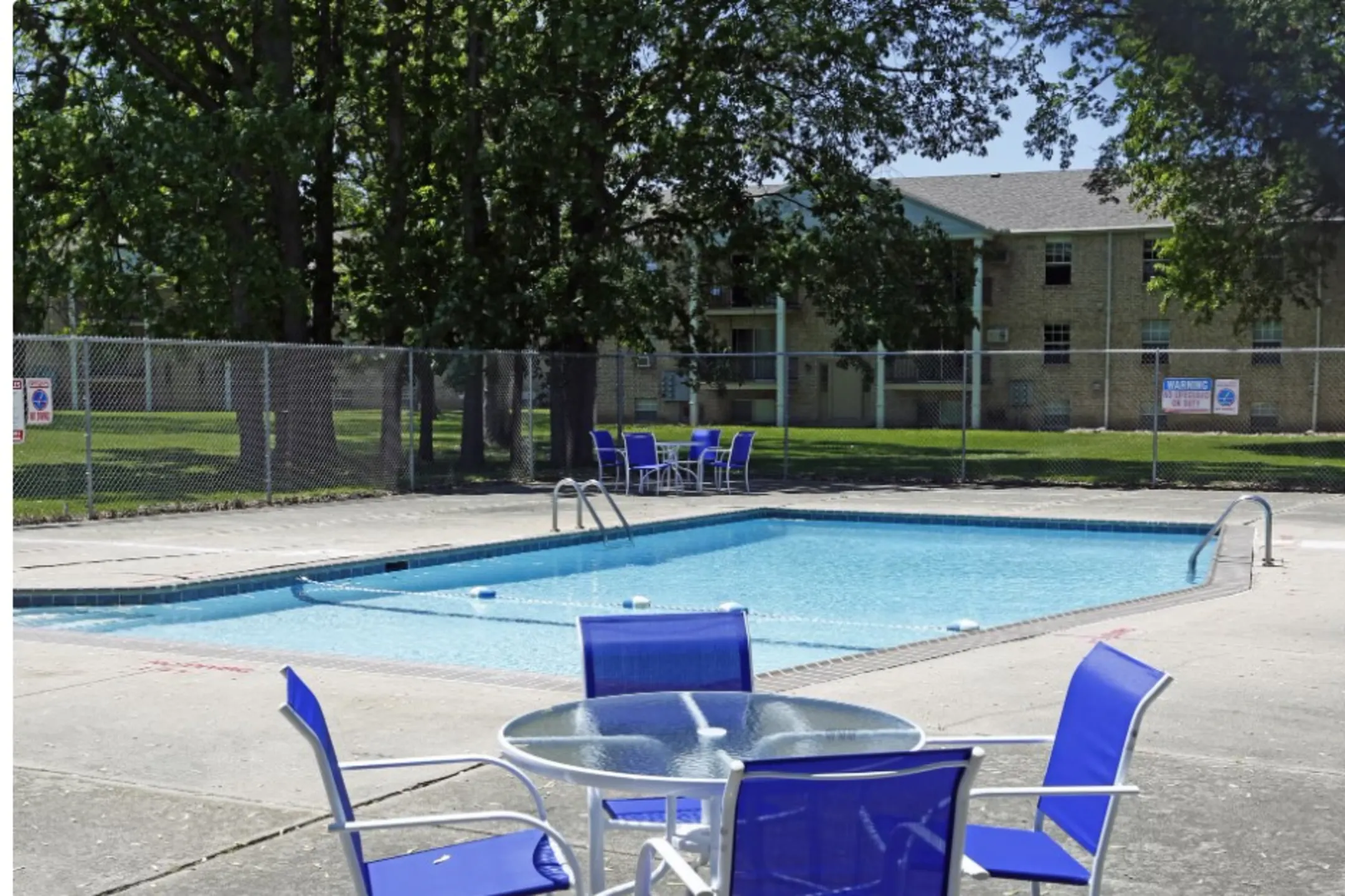 Pool - Courtyards on Glendale - Toledo, OH