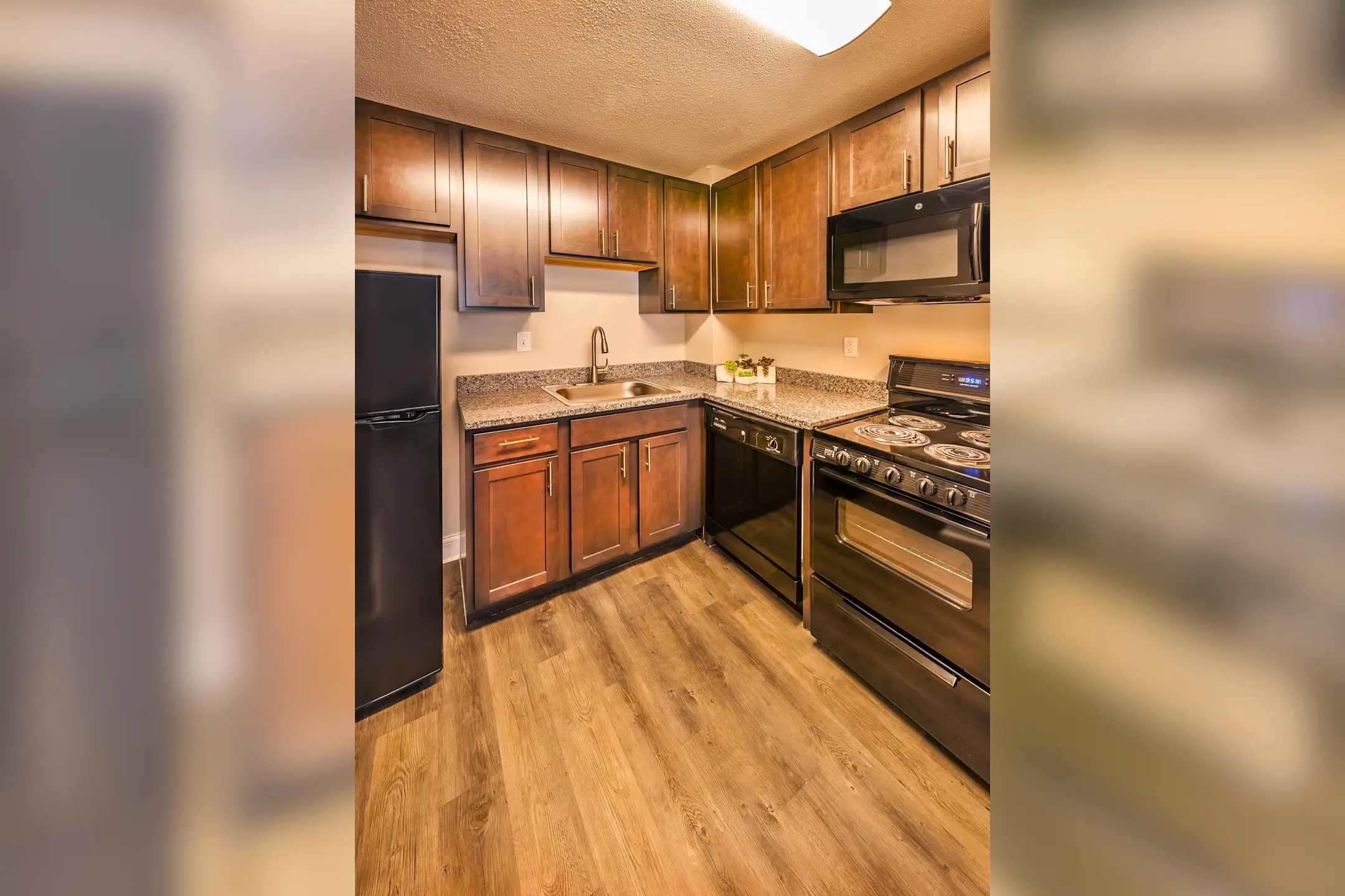 Kitchen - Circle City Apartments - Indianapolis, IN