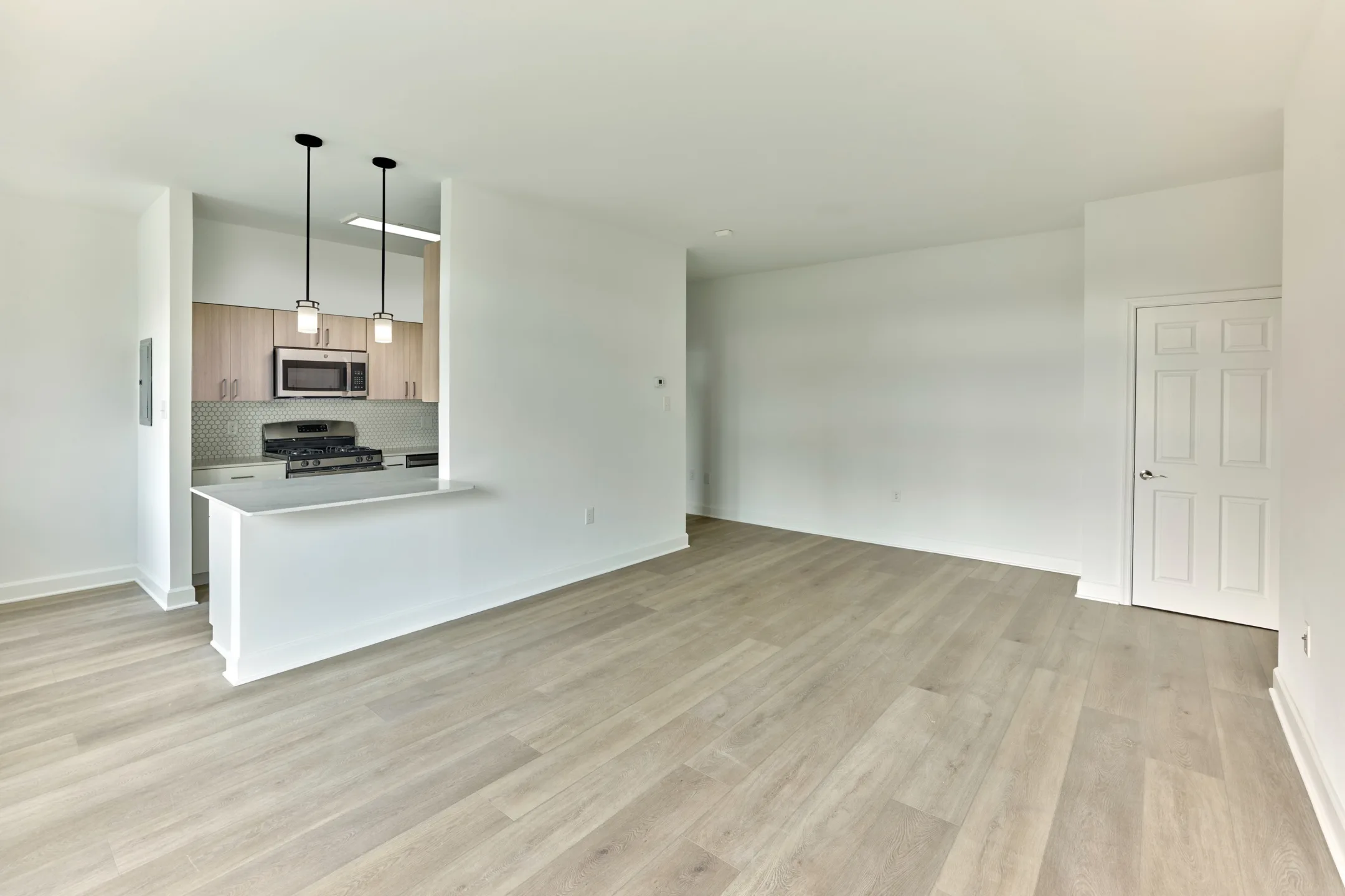 Living Room - Crestwood Apartments - Wayne, PA