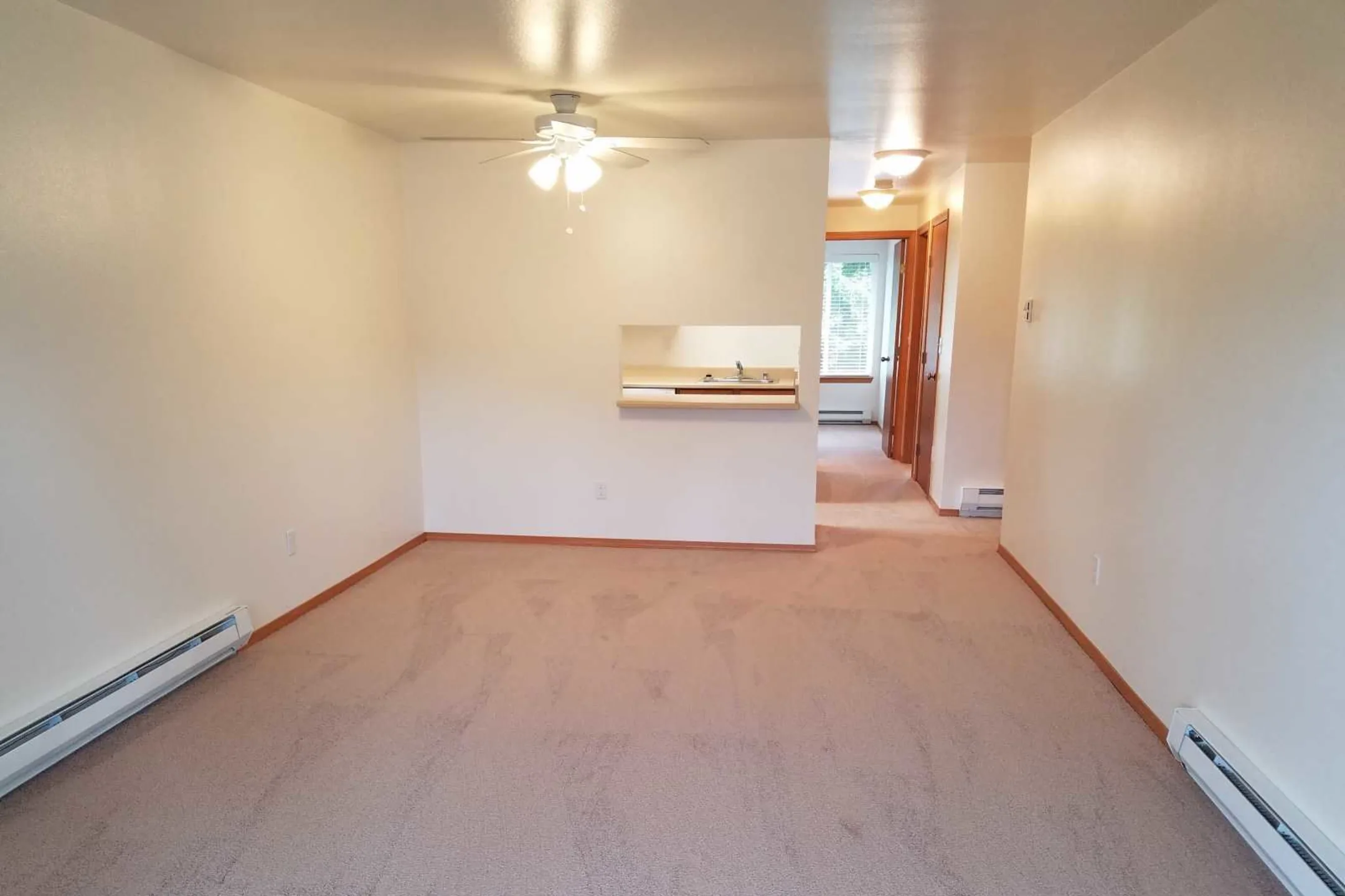 Living Room - Sundance Apartments - Lakewood, WA