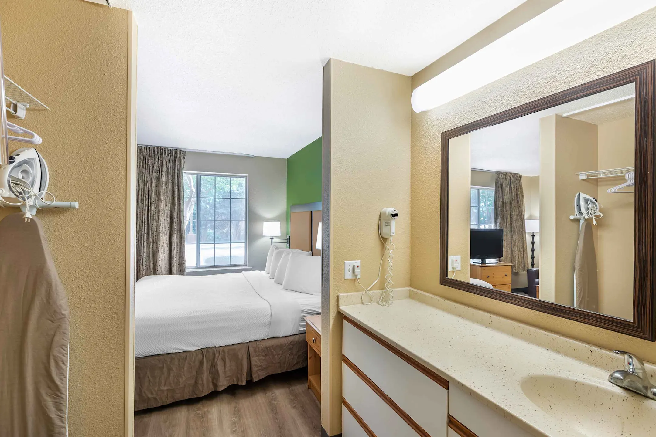 Furnished Studio - Milwaukee - Brookfield - Brookfield, WI