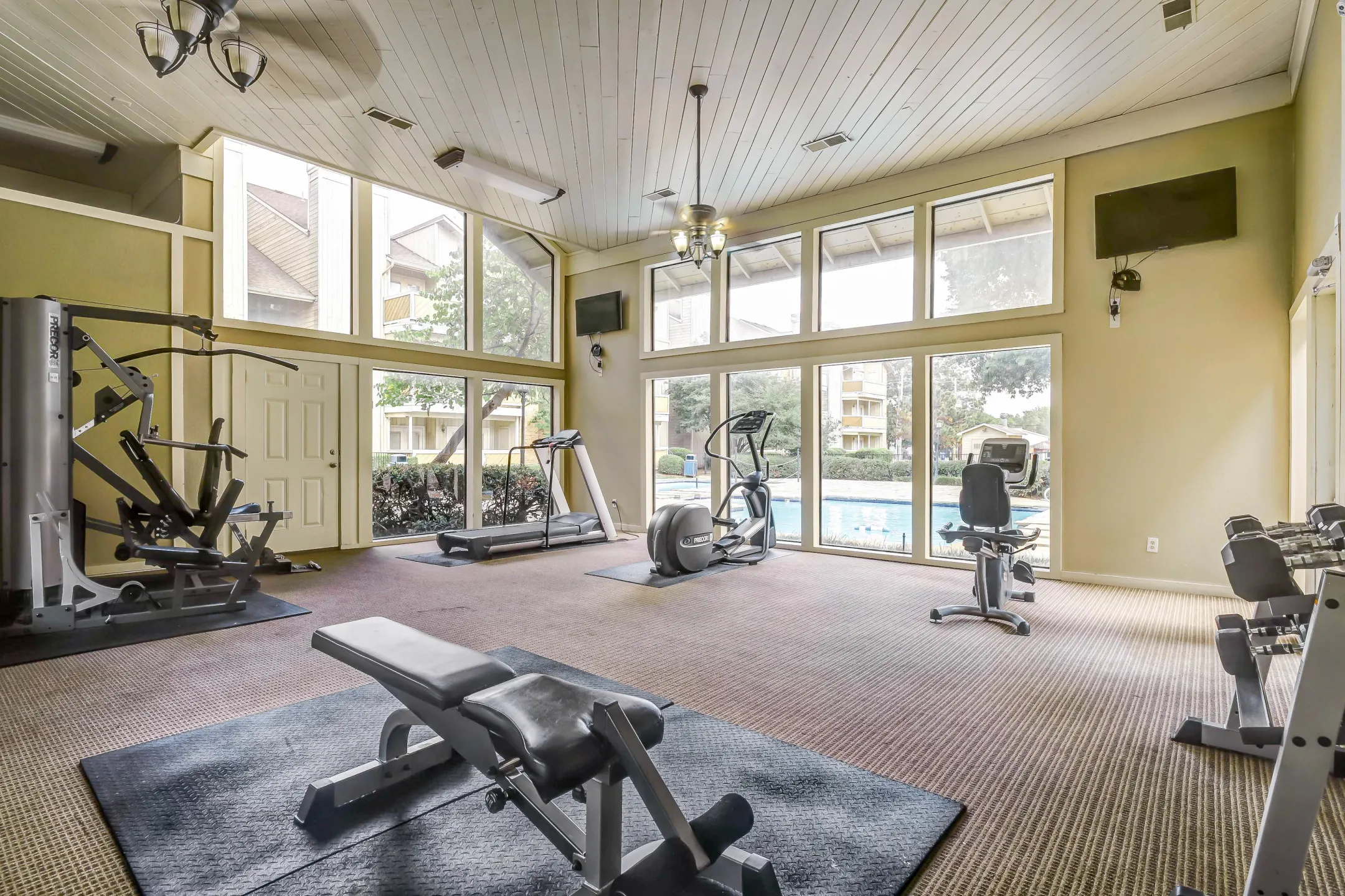 Fitness Weight Room - Lincoln Glens Apartments - Tulsa, OK