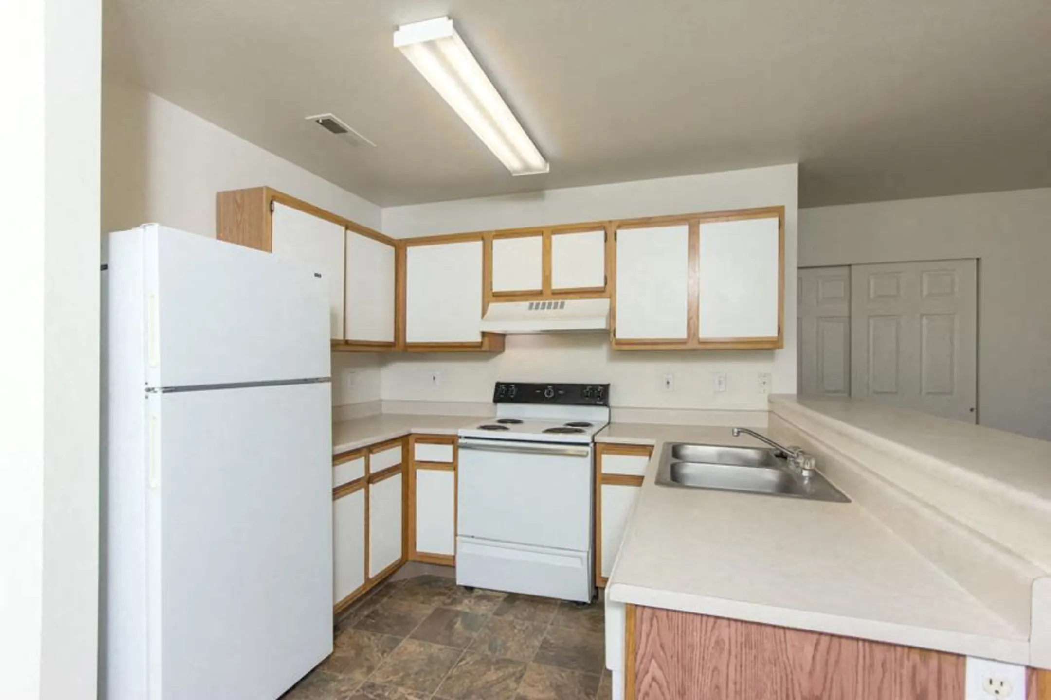 Kitchen - Kensington Apartments - Cedar City, UT