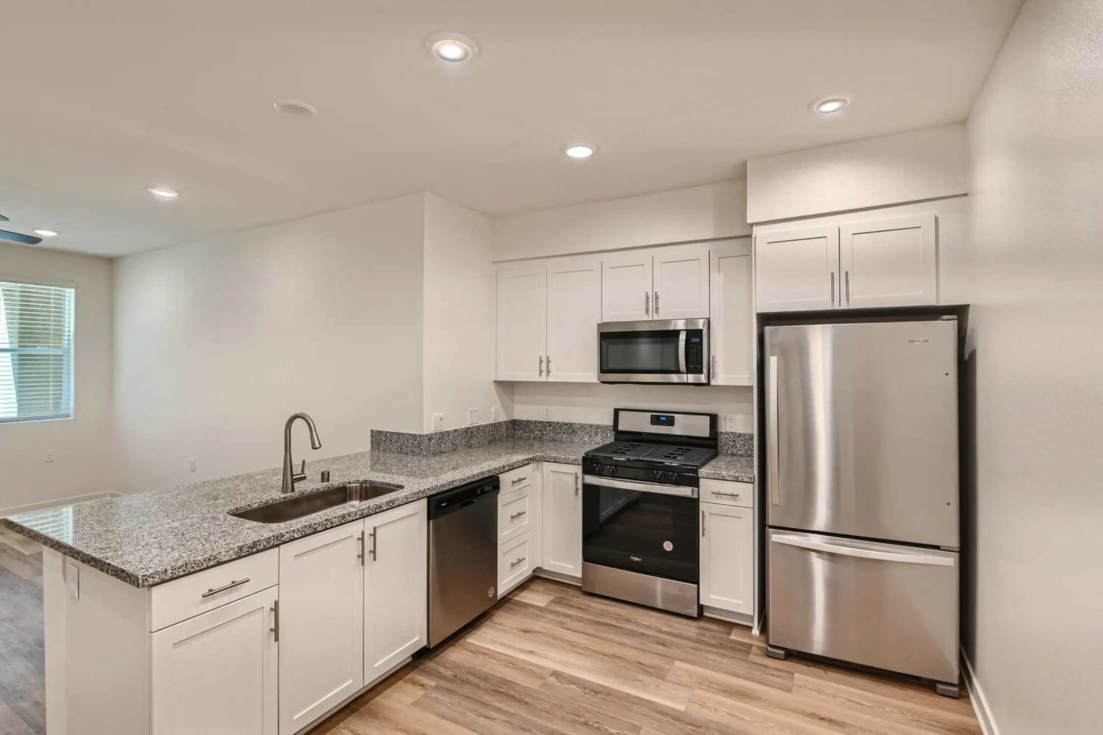 Kitchen - Pinebrook Apartments - Riverside, CA
