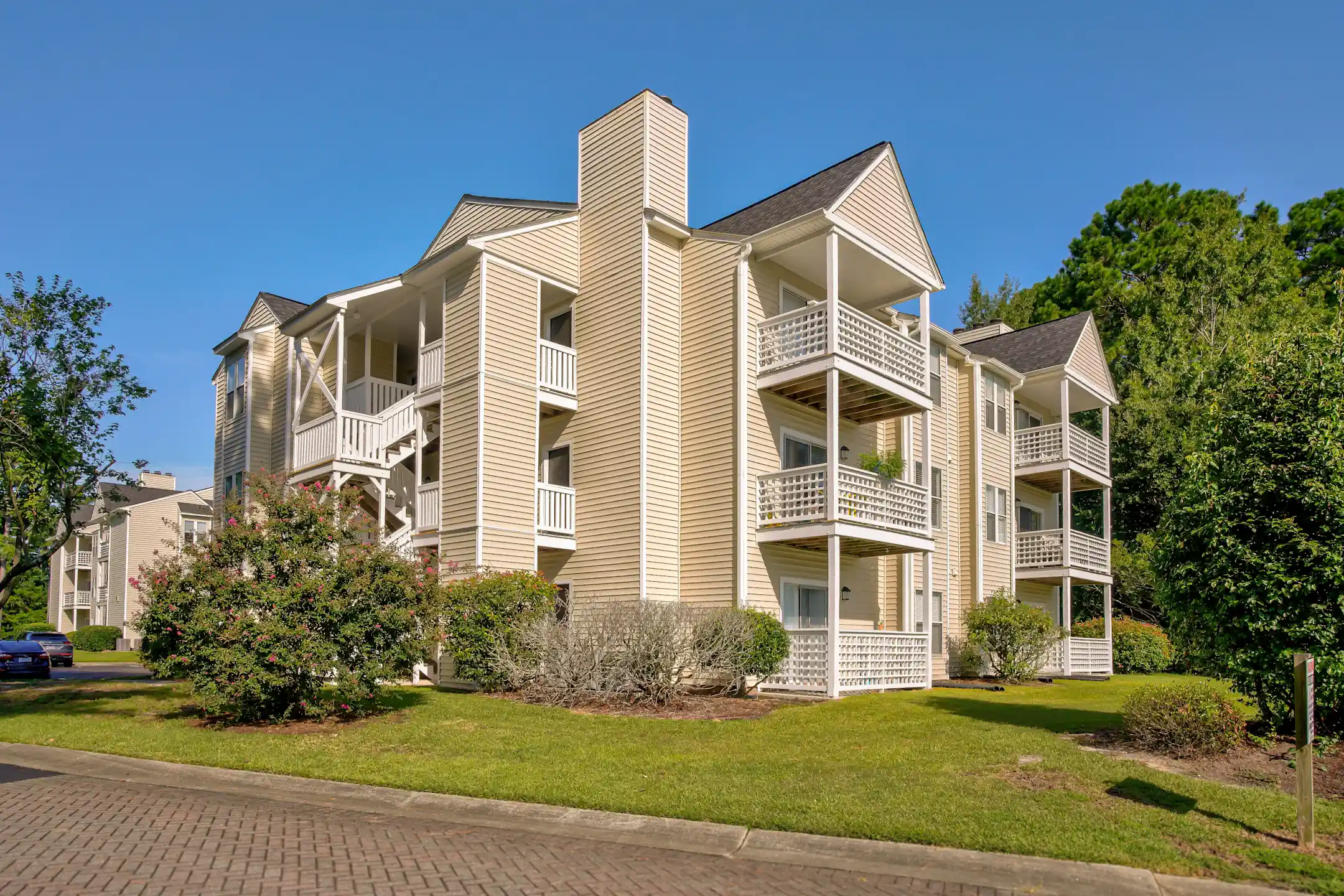 Building - Bluff Ridge Apartment Homes - Jacksonville, NC