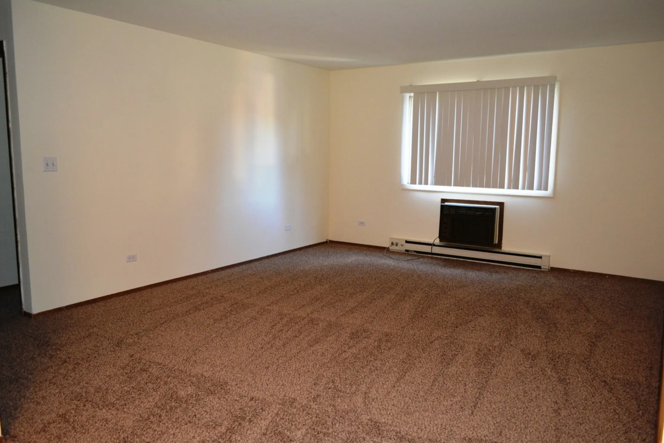 Living Room - Brookstone Apartments - Waukegan, IL