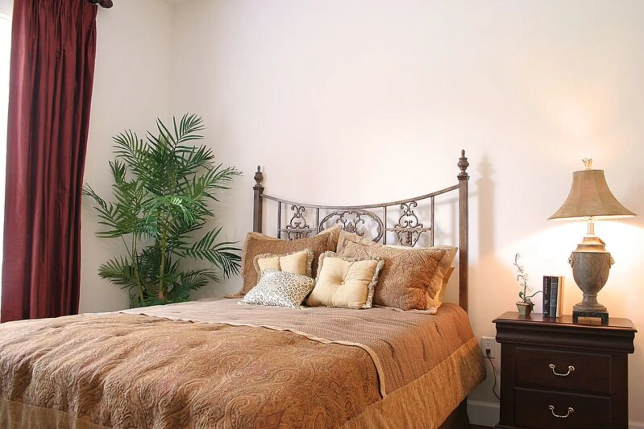 Bedroom - Southgate Towers - Baton Rouge, LA