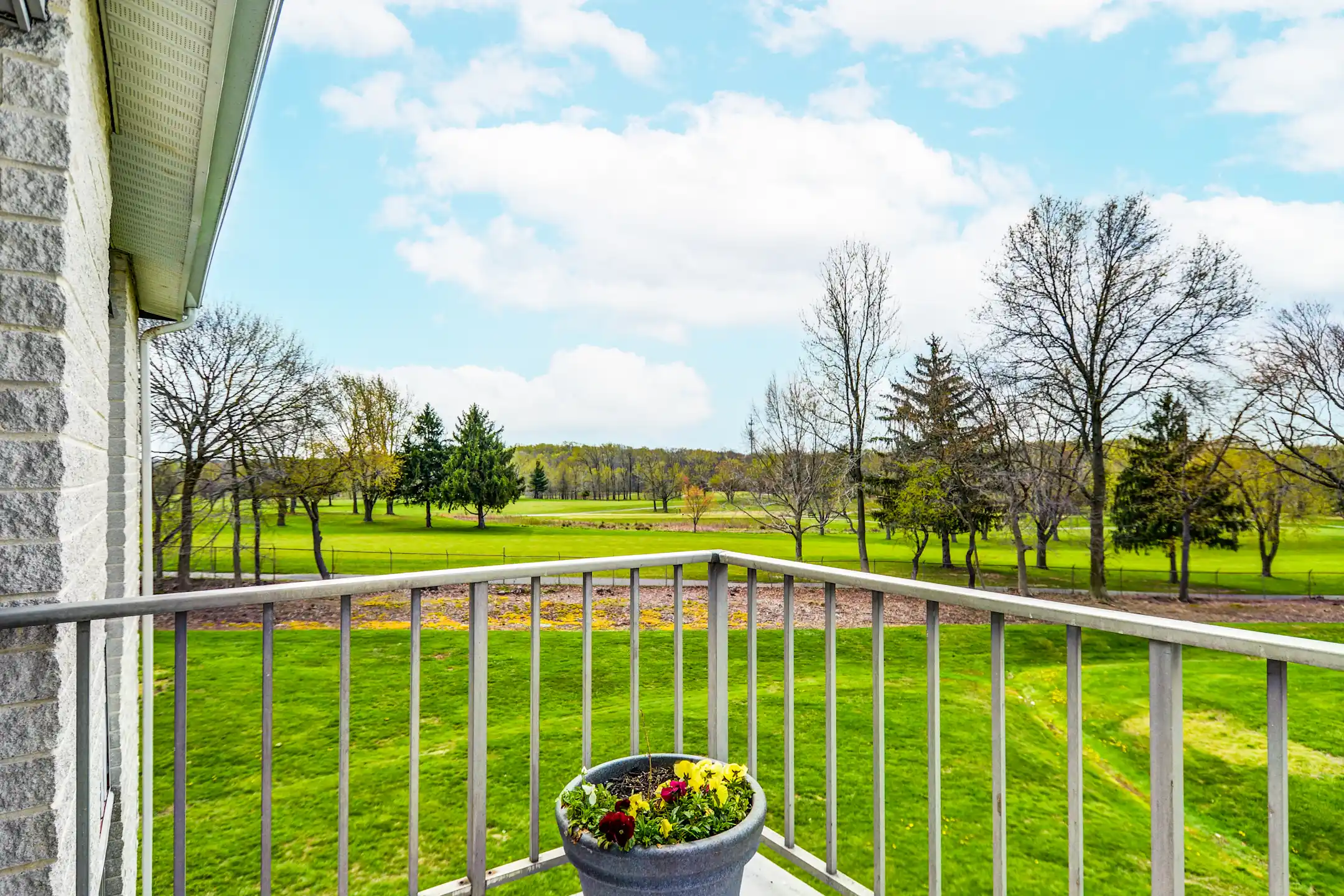 Cavalier Country Club Apartments 25 Golf View Dr Newark, DE