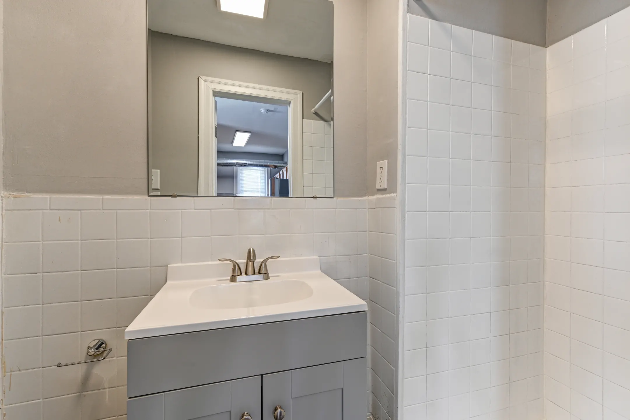 Bathroom - Walnut Apartments - Philadelphia, PA