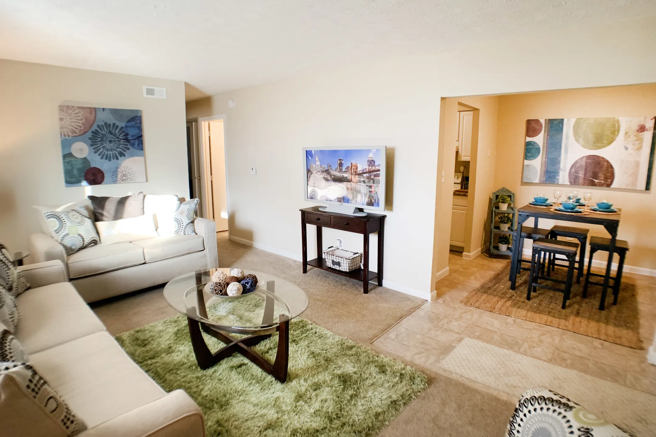 Living Room - Oakwood Apartments - Florence, KY