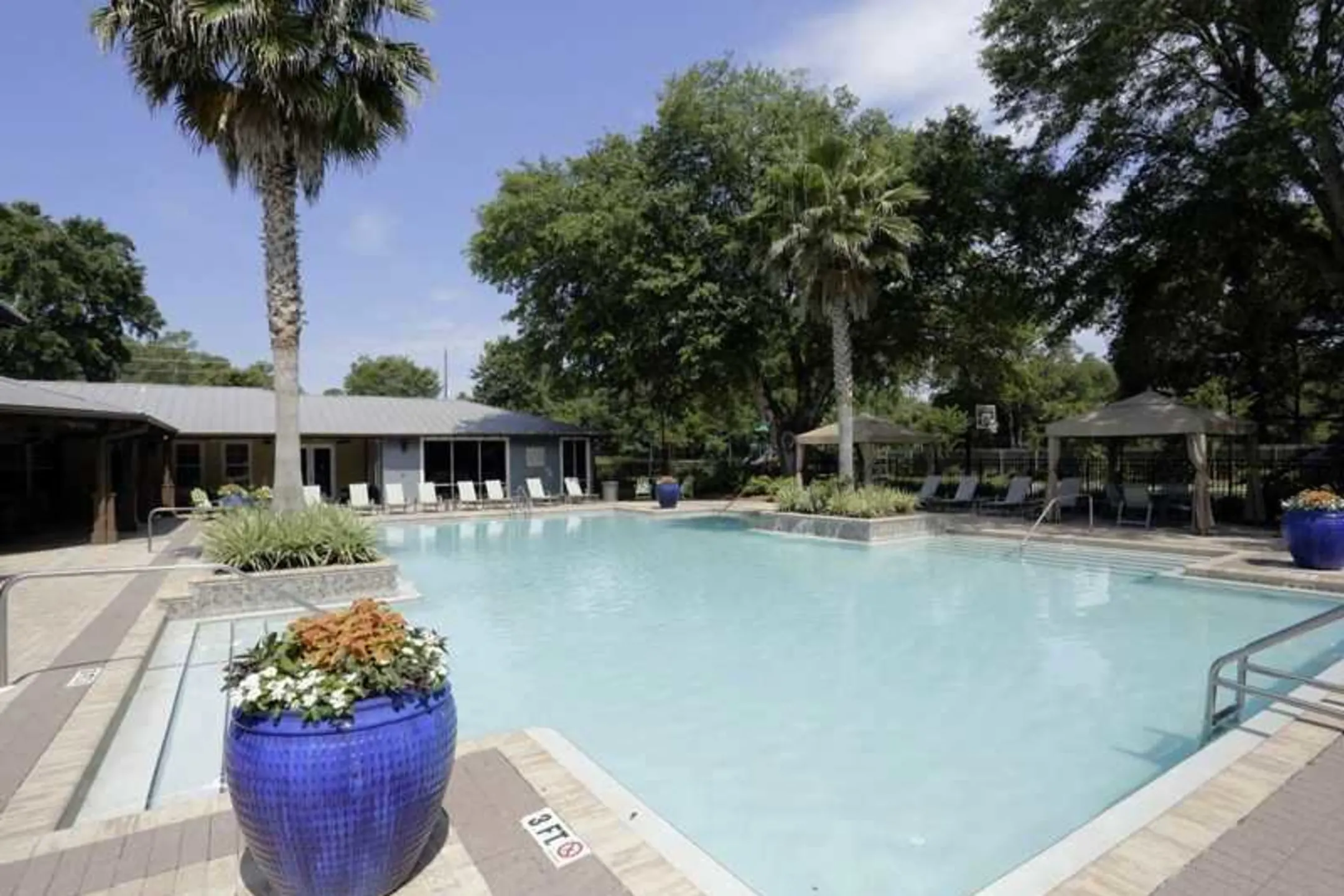 Pool - Avalon Apartments - Pensacola, FL