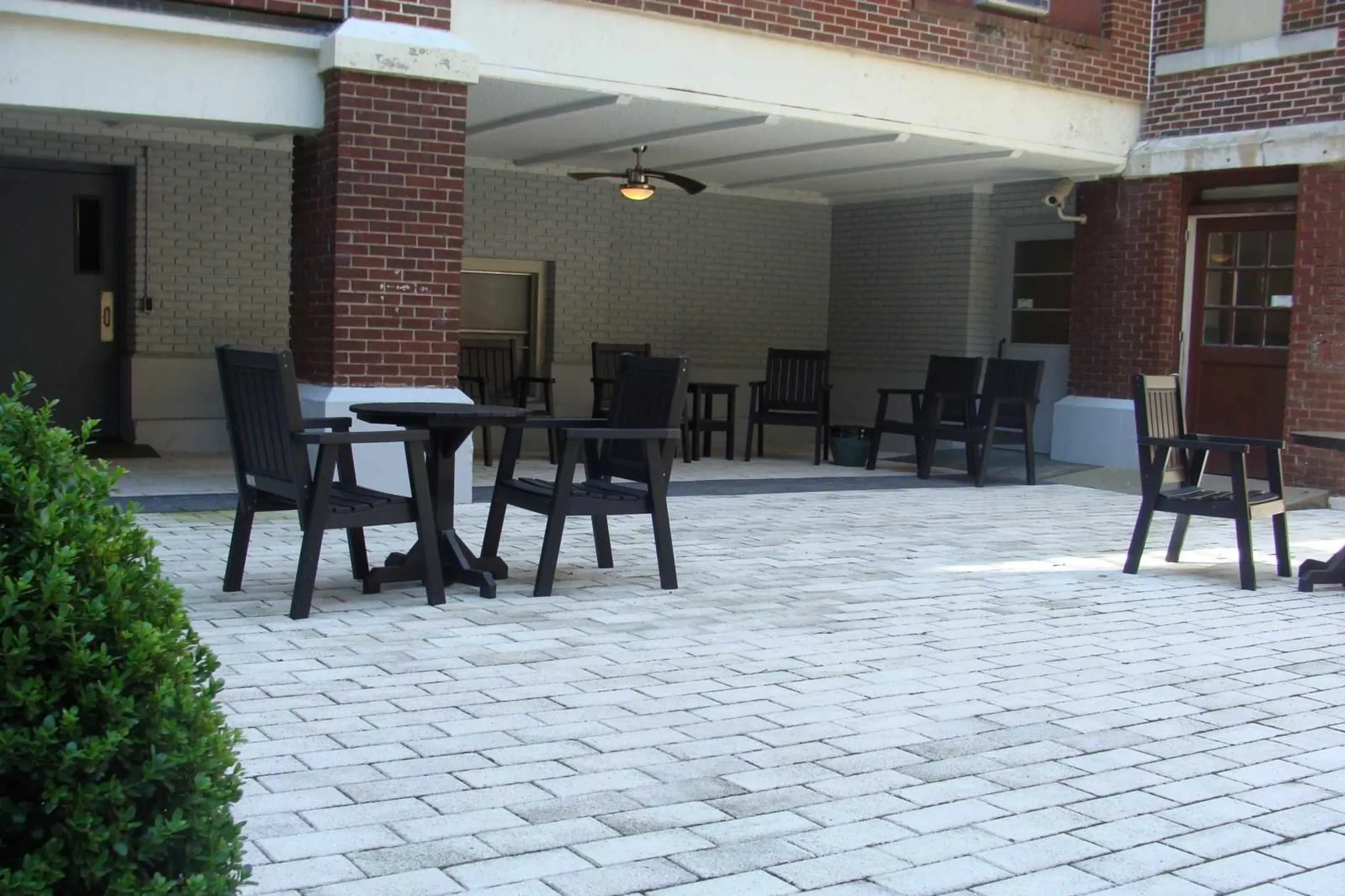 Courtyard - Mid Town Apartments - Fort Smith, AR