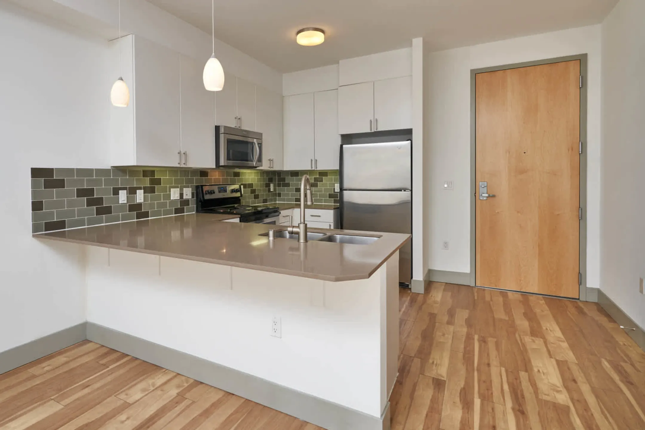 Kitchen - Urbana Apartments - Seattle, WA