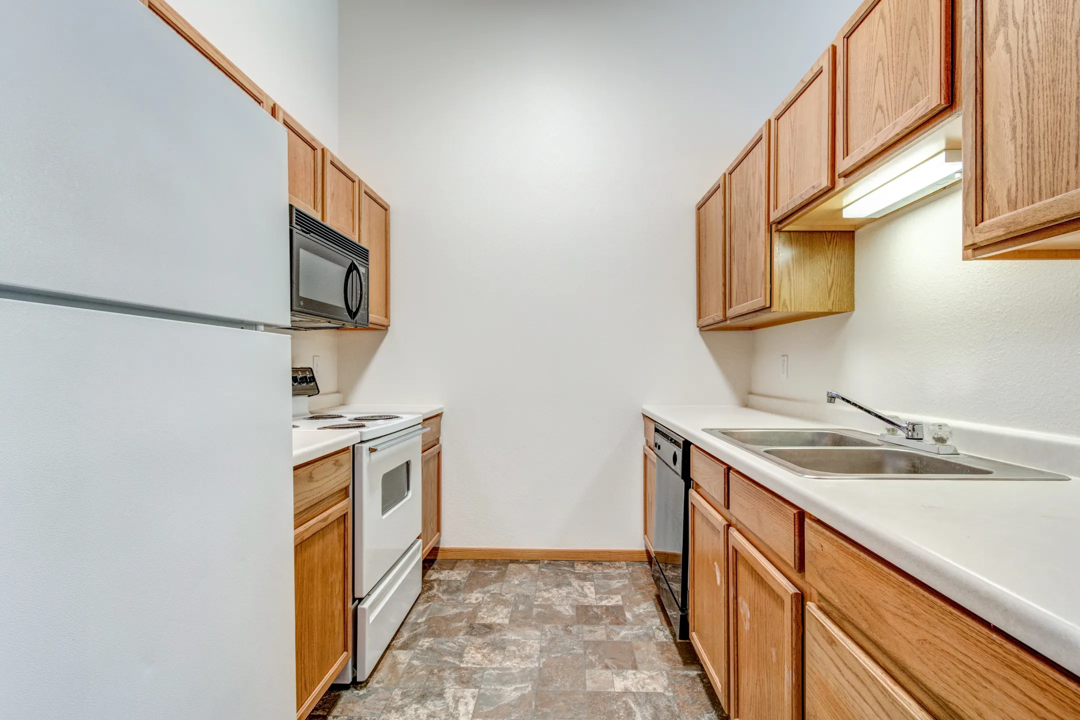 Kitchen - Wheatland Place Apartments & Townhomes - Fargo, ND