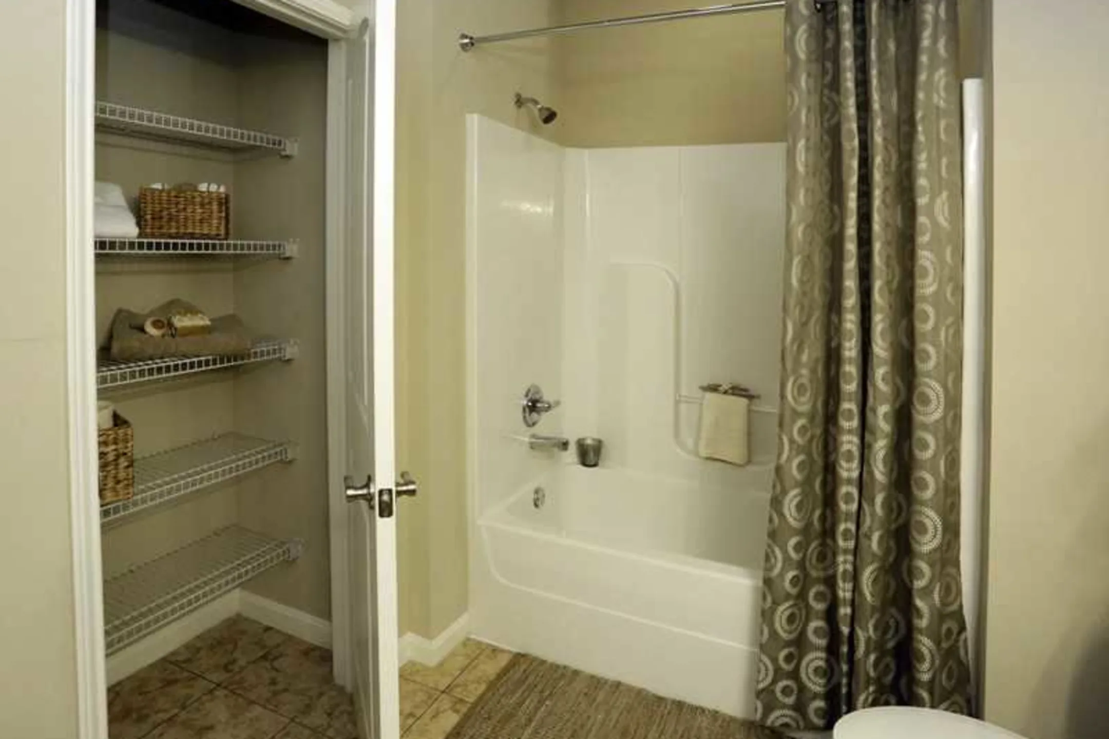 Bathroom - Avalon Apartments - Pensacola, FL