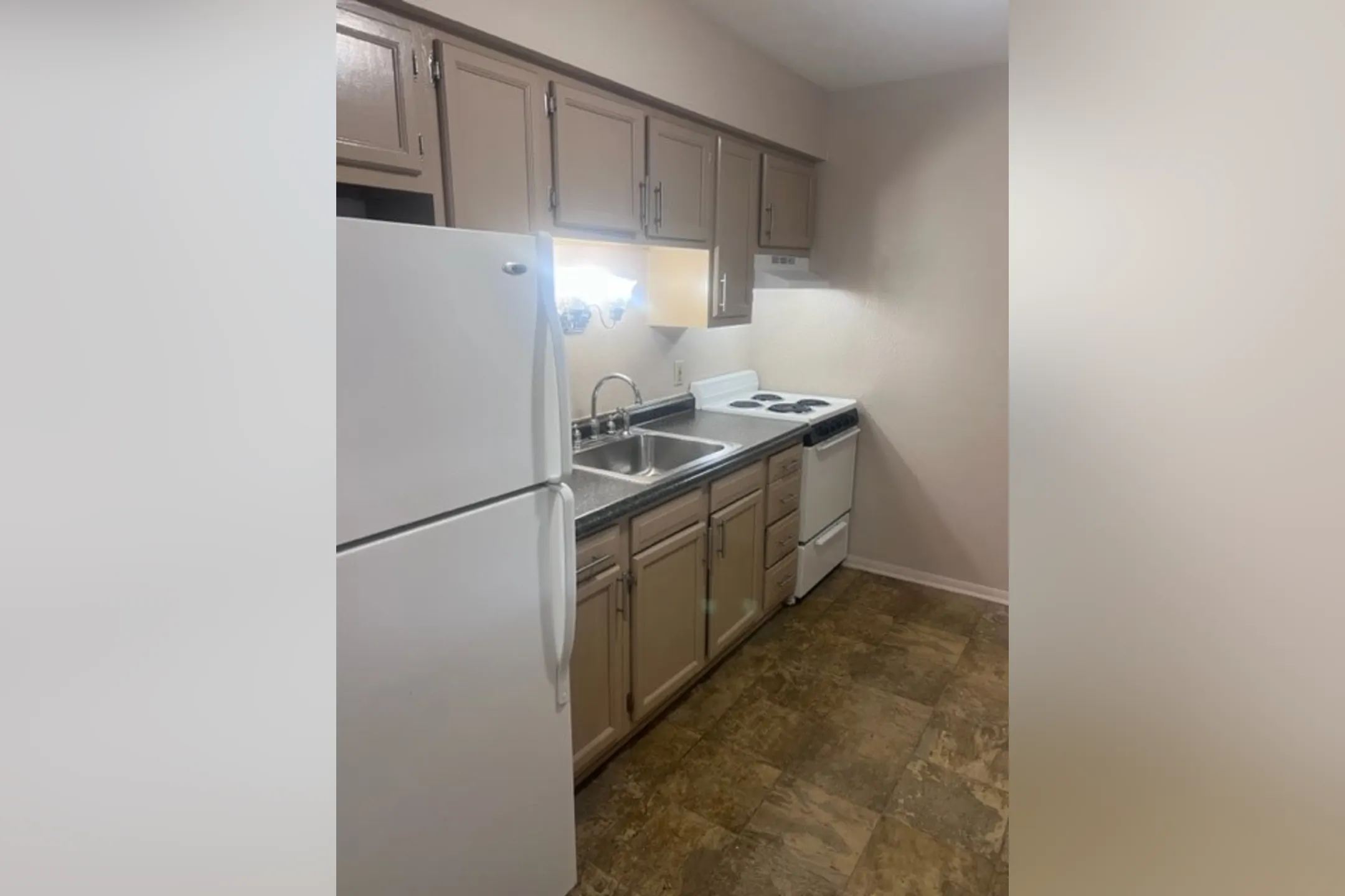 Kitchen - Andover Apartments - Toledo, OH