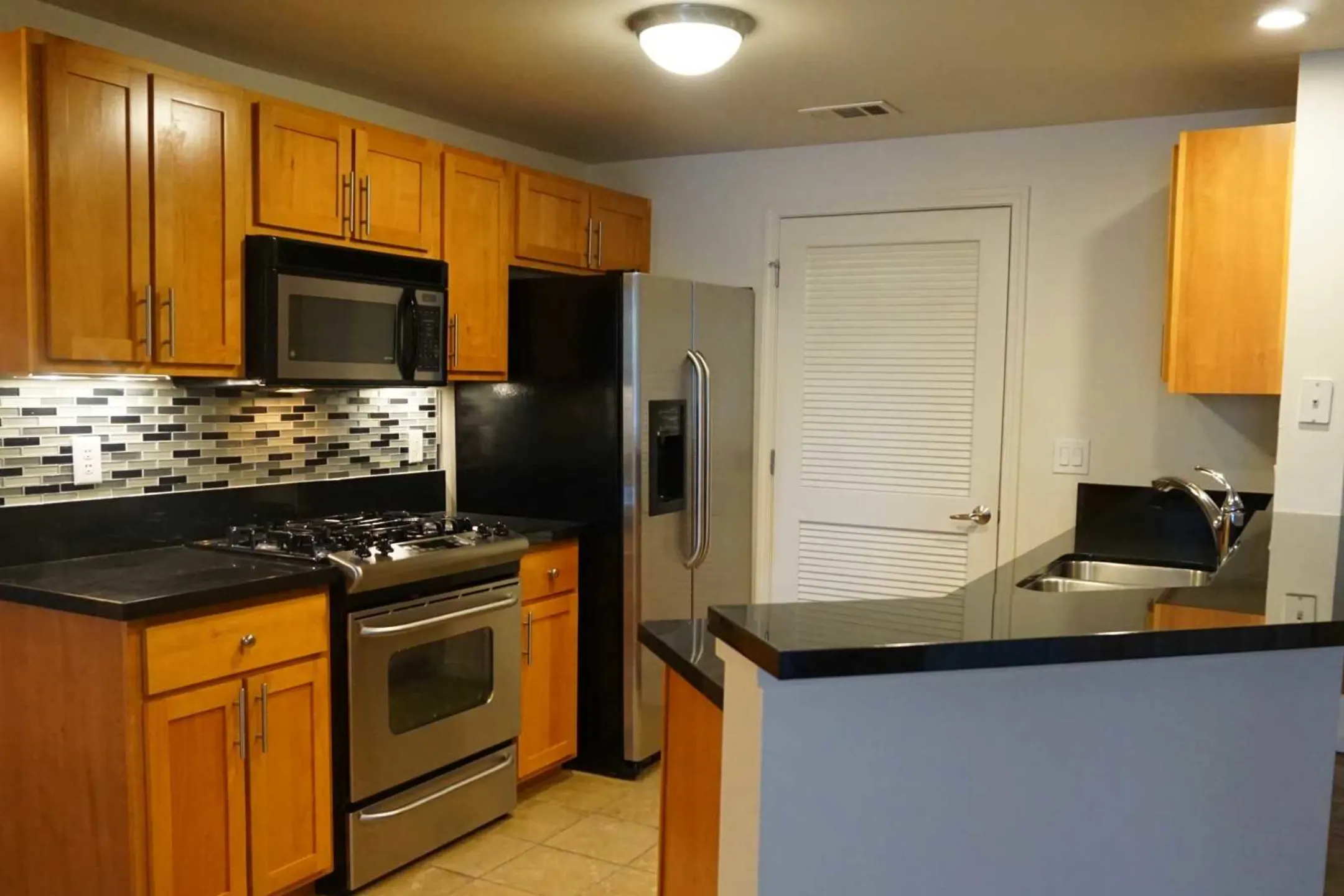 Kitchen - Village At Idlewild Park - Reno, NV