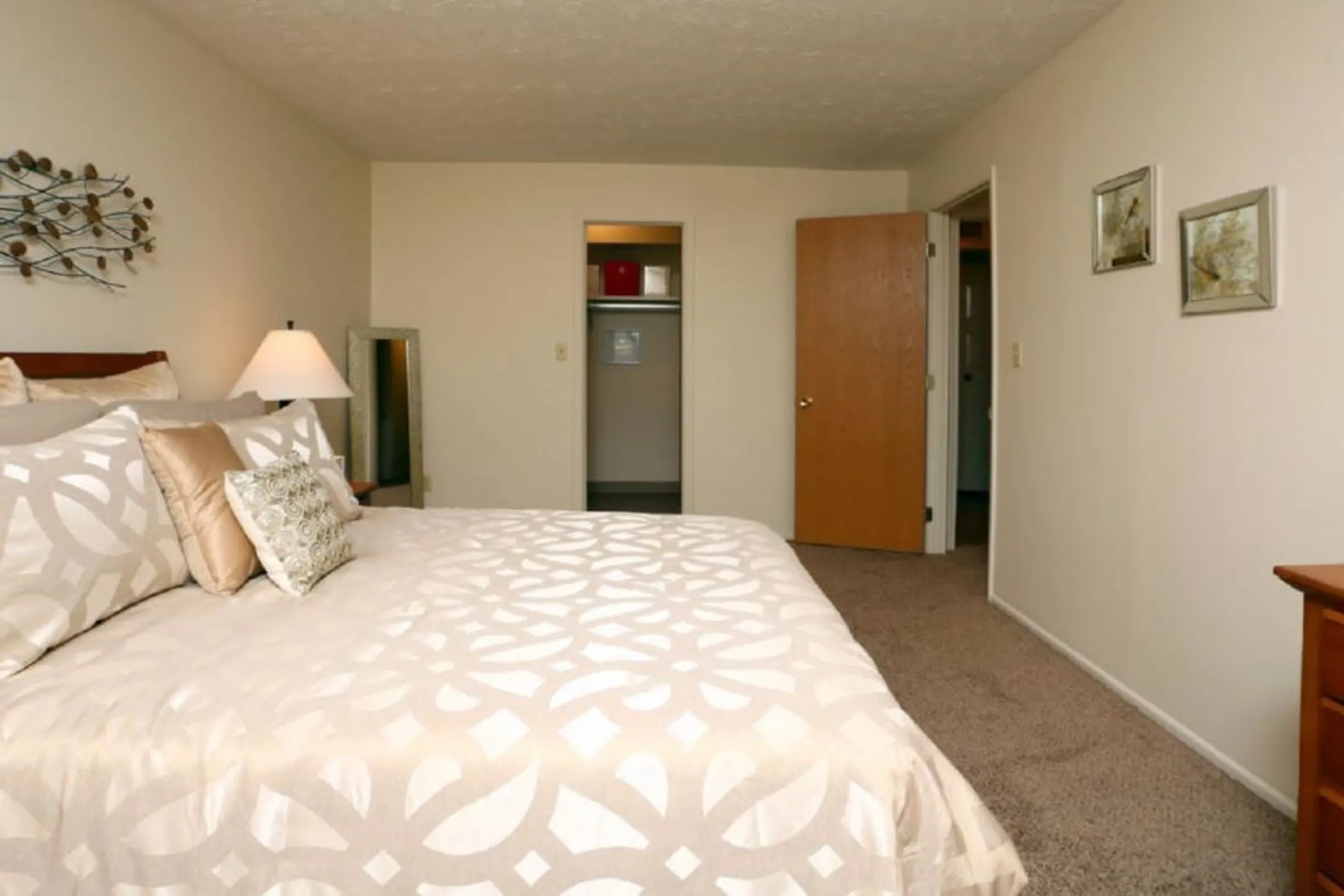 Bedroom - Mill Creek Village - Youngstown, OH