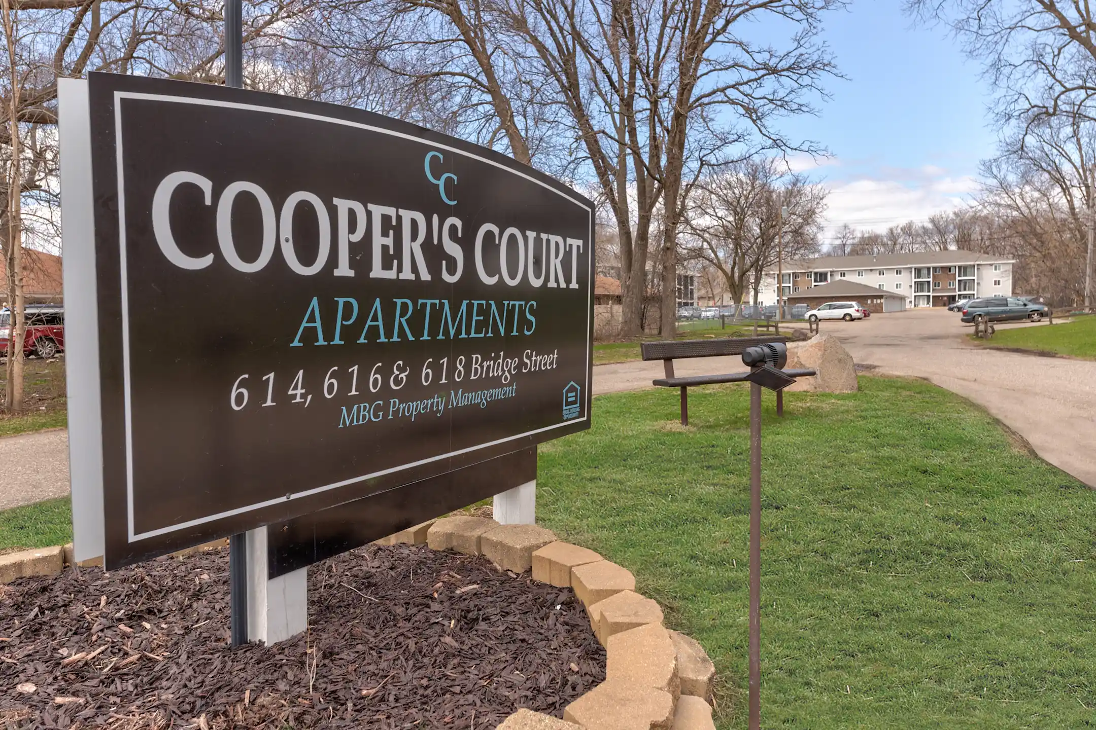 Cooper's Court Apartments 614 W Bridge St Owatonna, MN Apartments