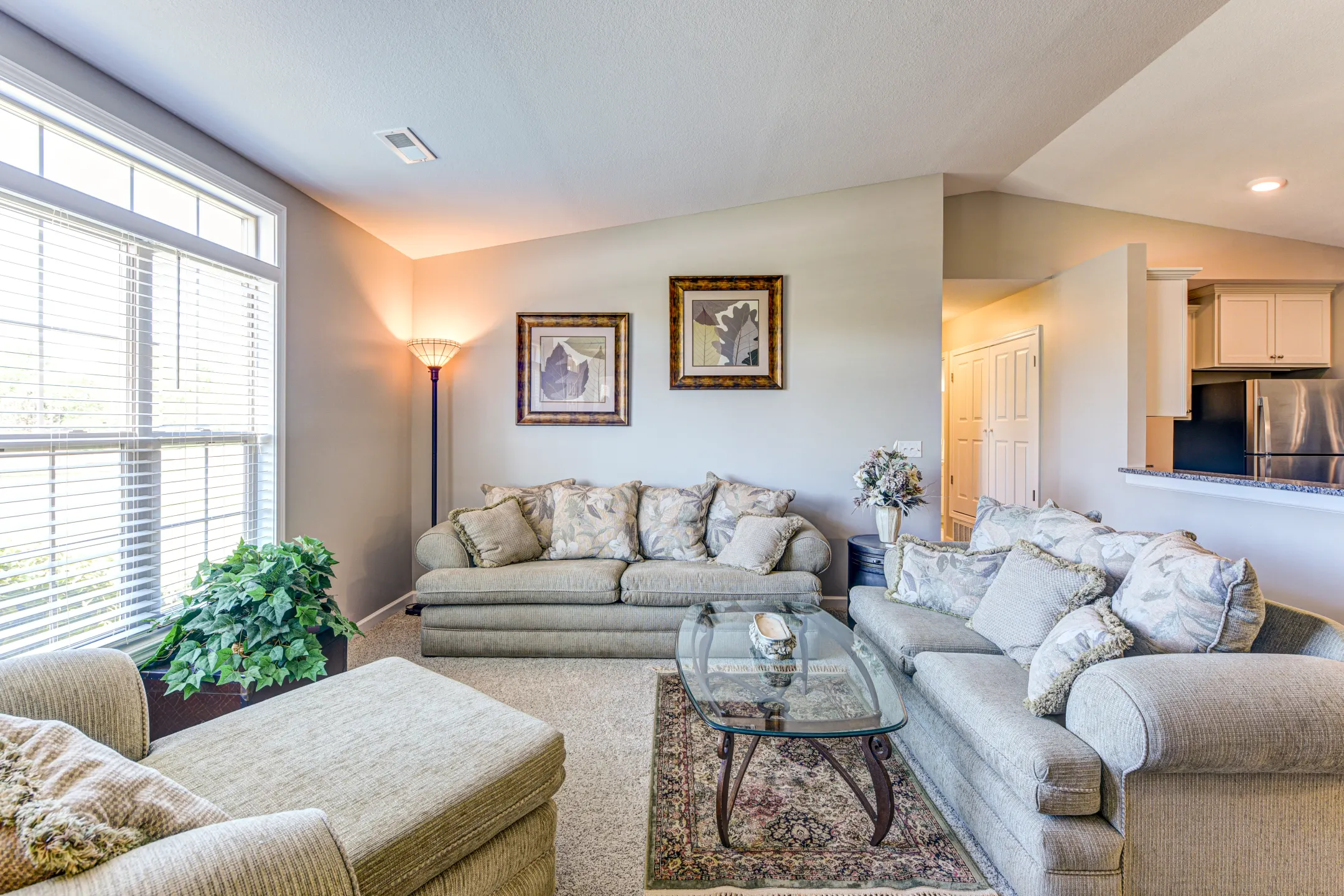 Living Room - Quail Creek Condominiums - Cuyahoga Falls, OH