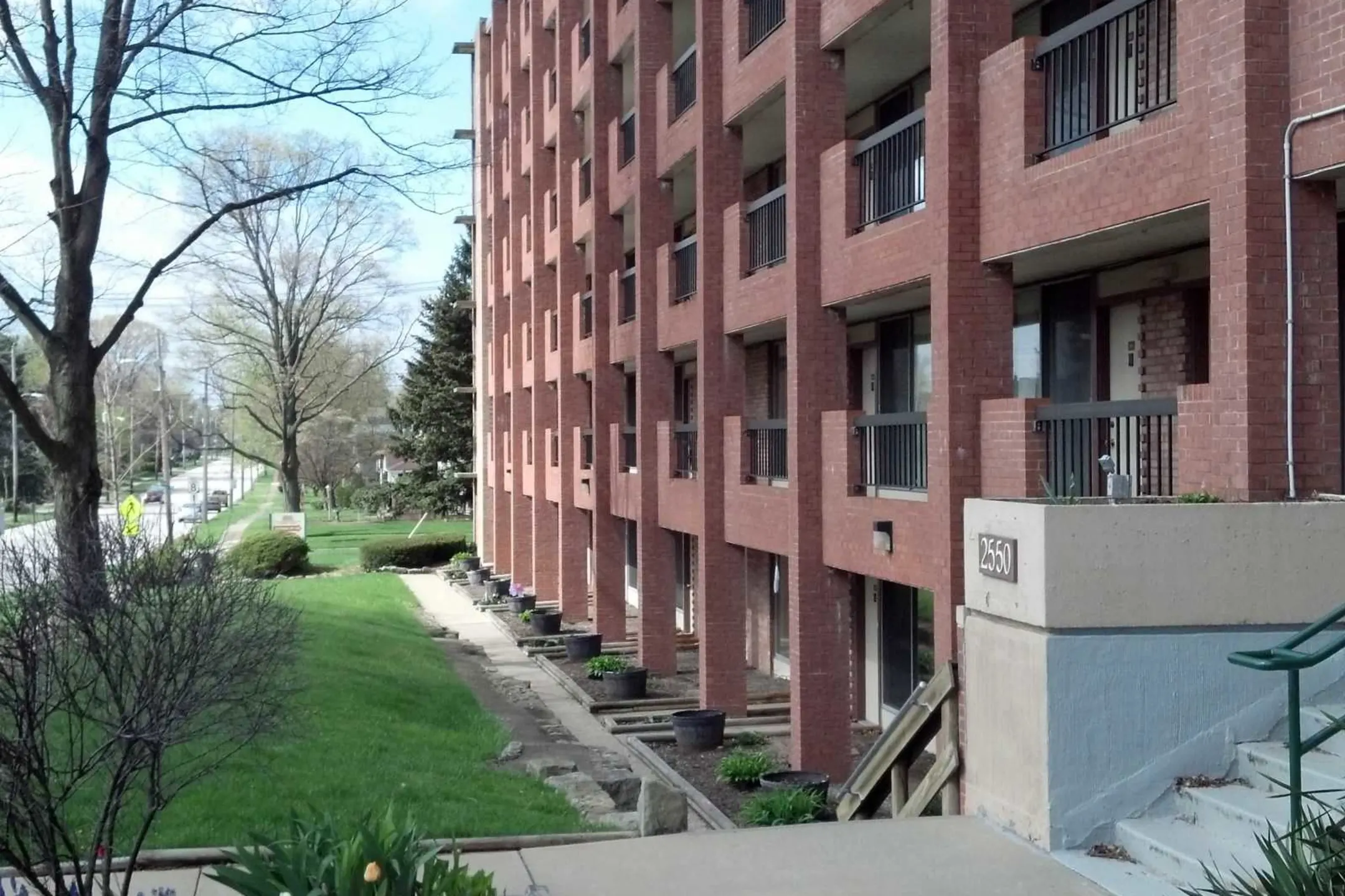 Courtyard - The Apartments on 2nd Street - Cuyahoga Falls, OH