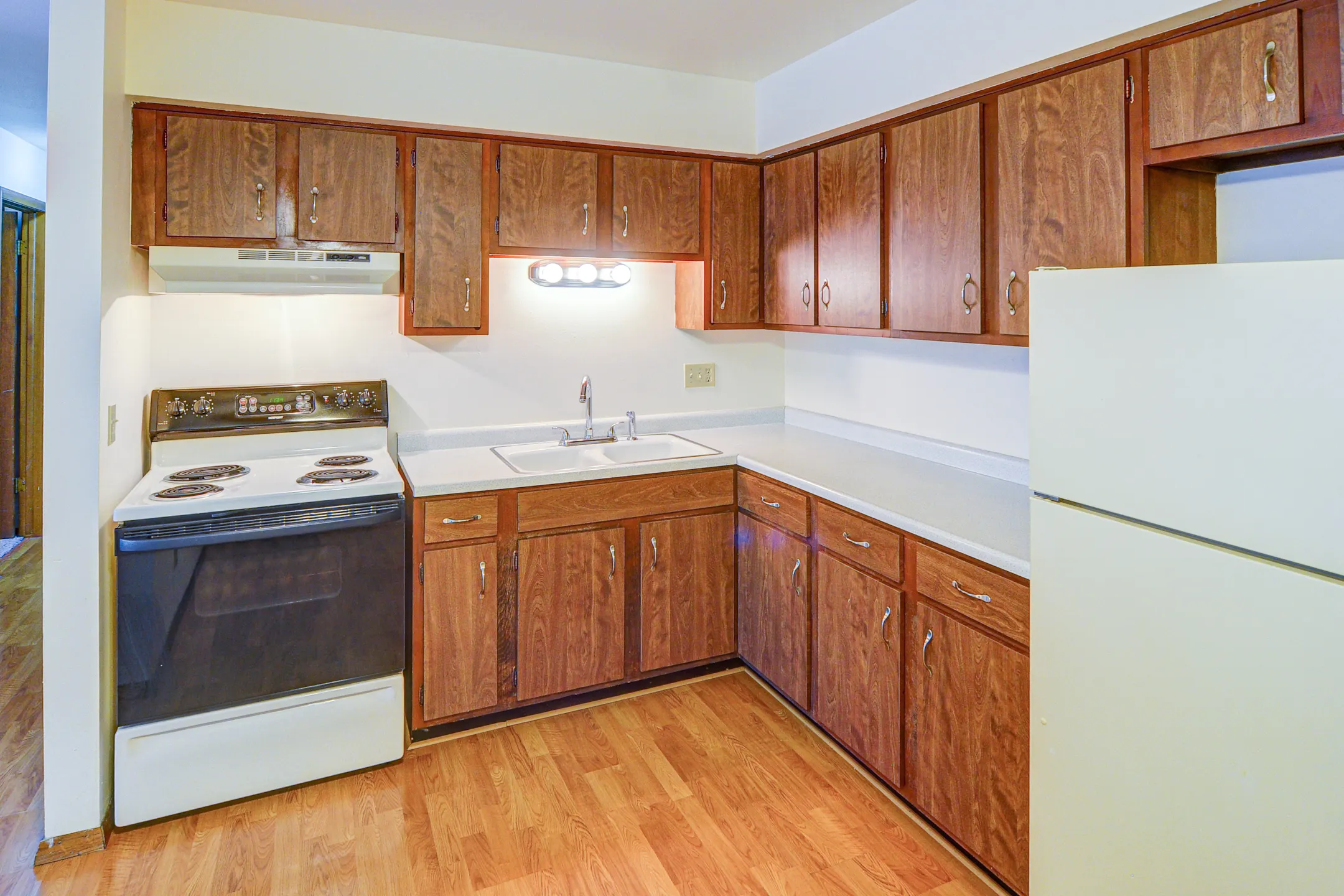 Kitchen - Ridge Manor Apartments - Hales Corners, WI