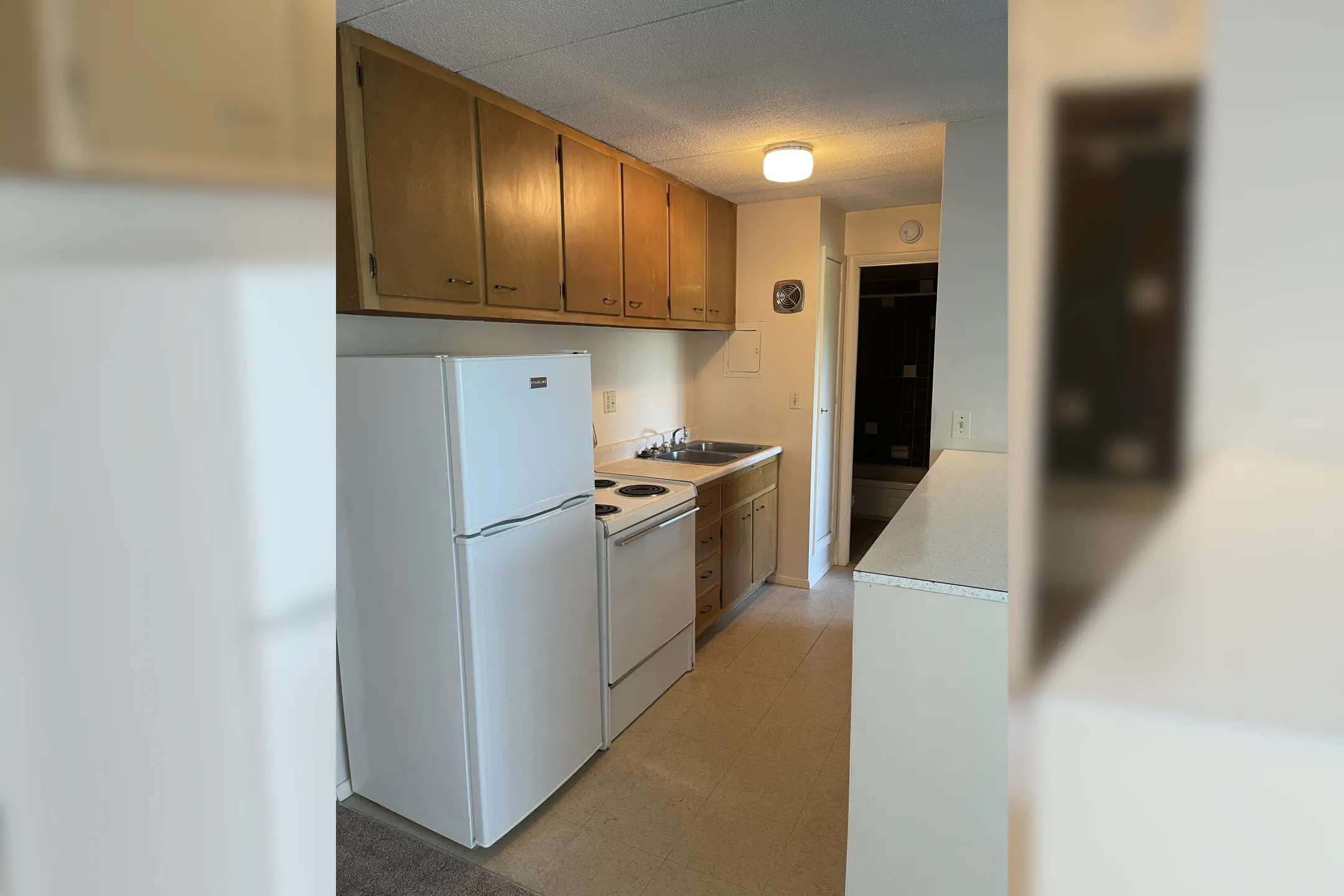 Kitchen - Commodore Club Apartments - Lakewood, OH