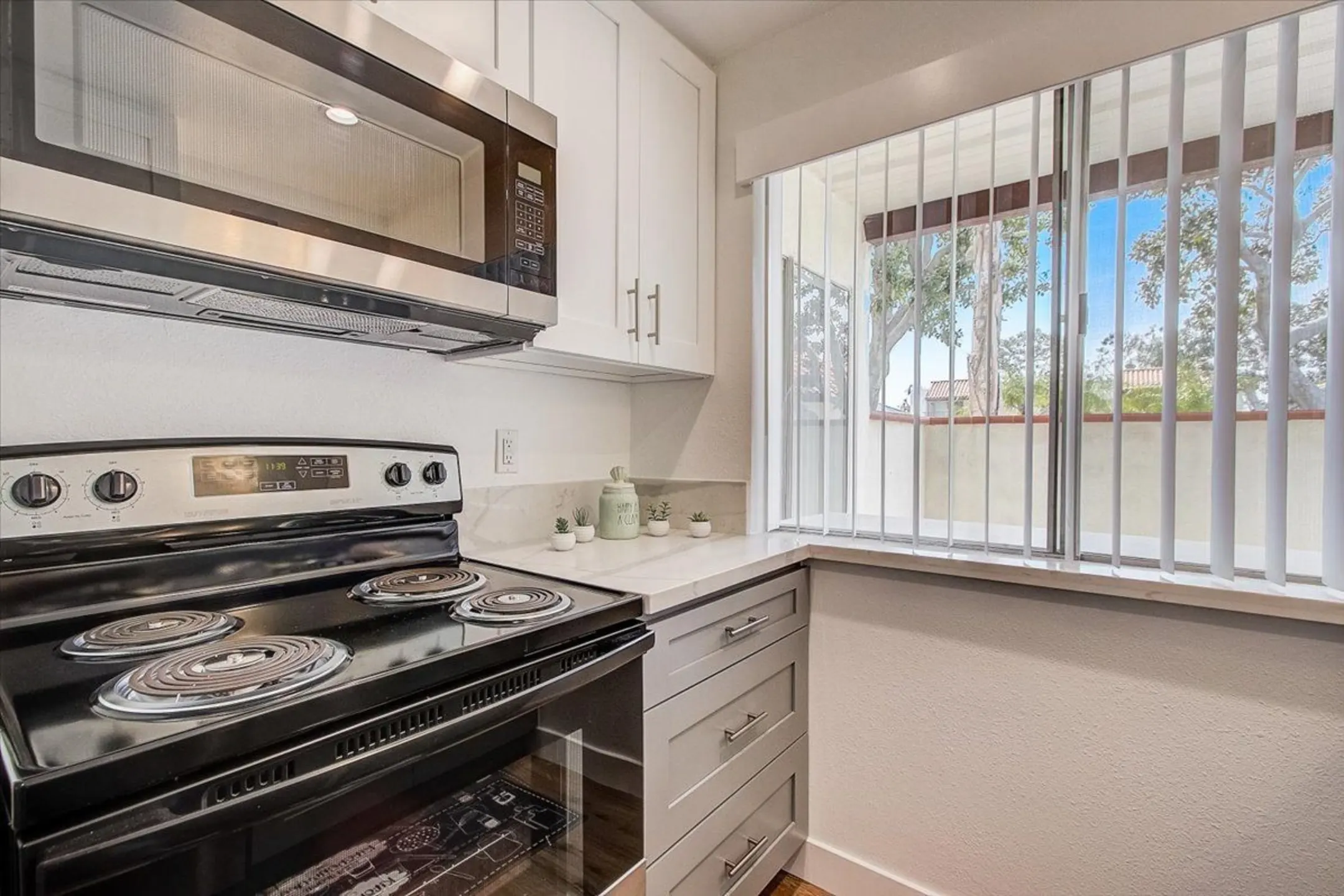 Kitchen - El Cordova Apartments - Carson, CA