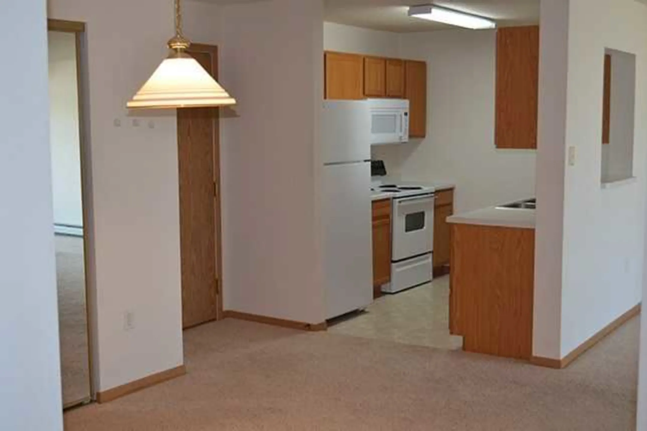 Kitchen - Greenbrier Apartments - Fargo, ND