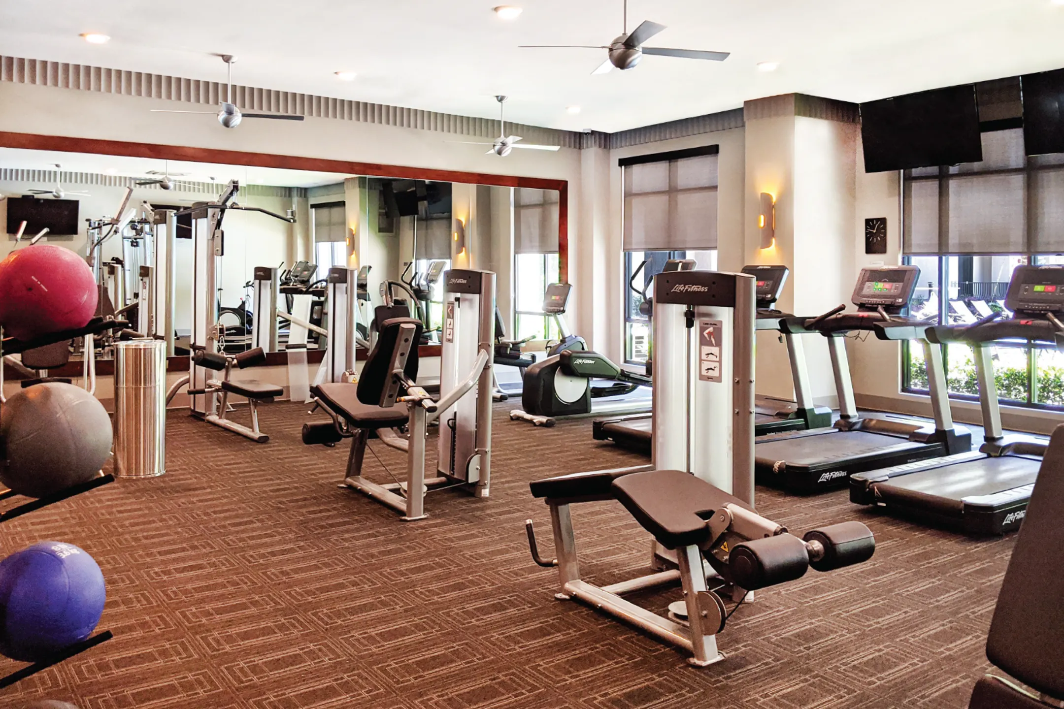 Fitness Weight Room - LE PALAIS APARTMENTS - Houston, TX
