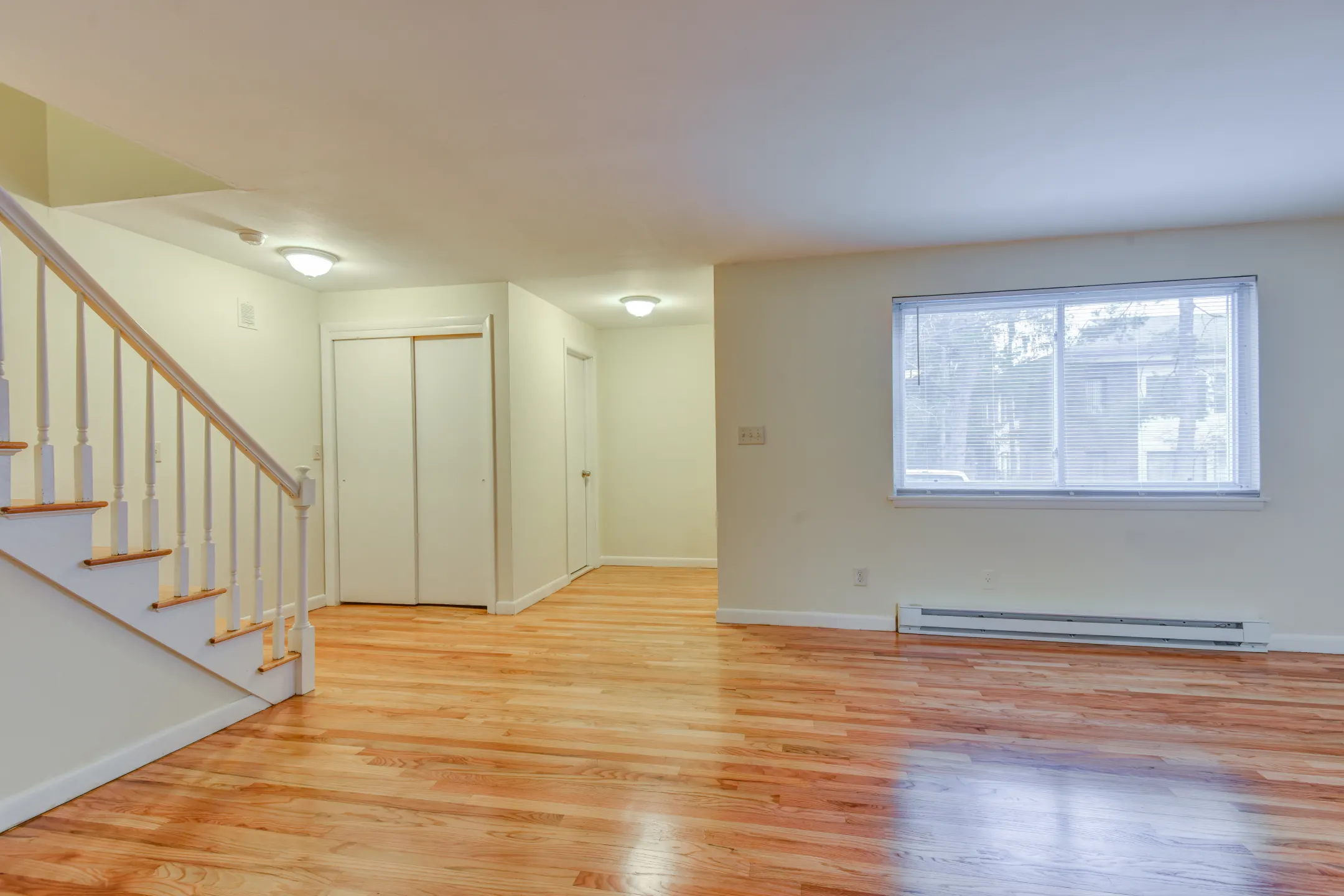 Living Room - Ramblestone Apartments - Bloomfield, CT