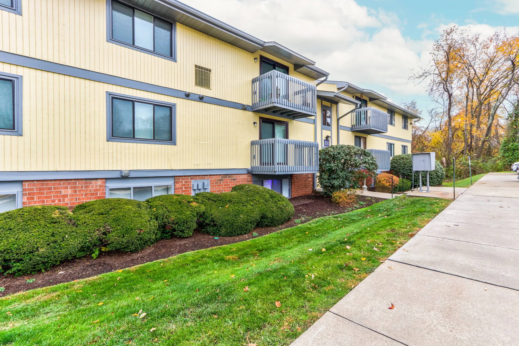 OakWood Park Apartments - Oakdale, PA 15071