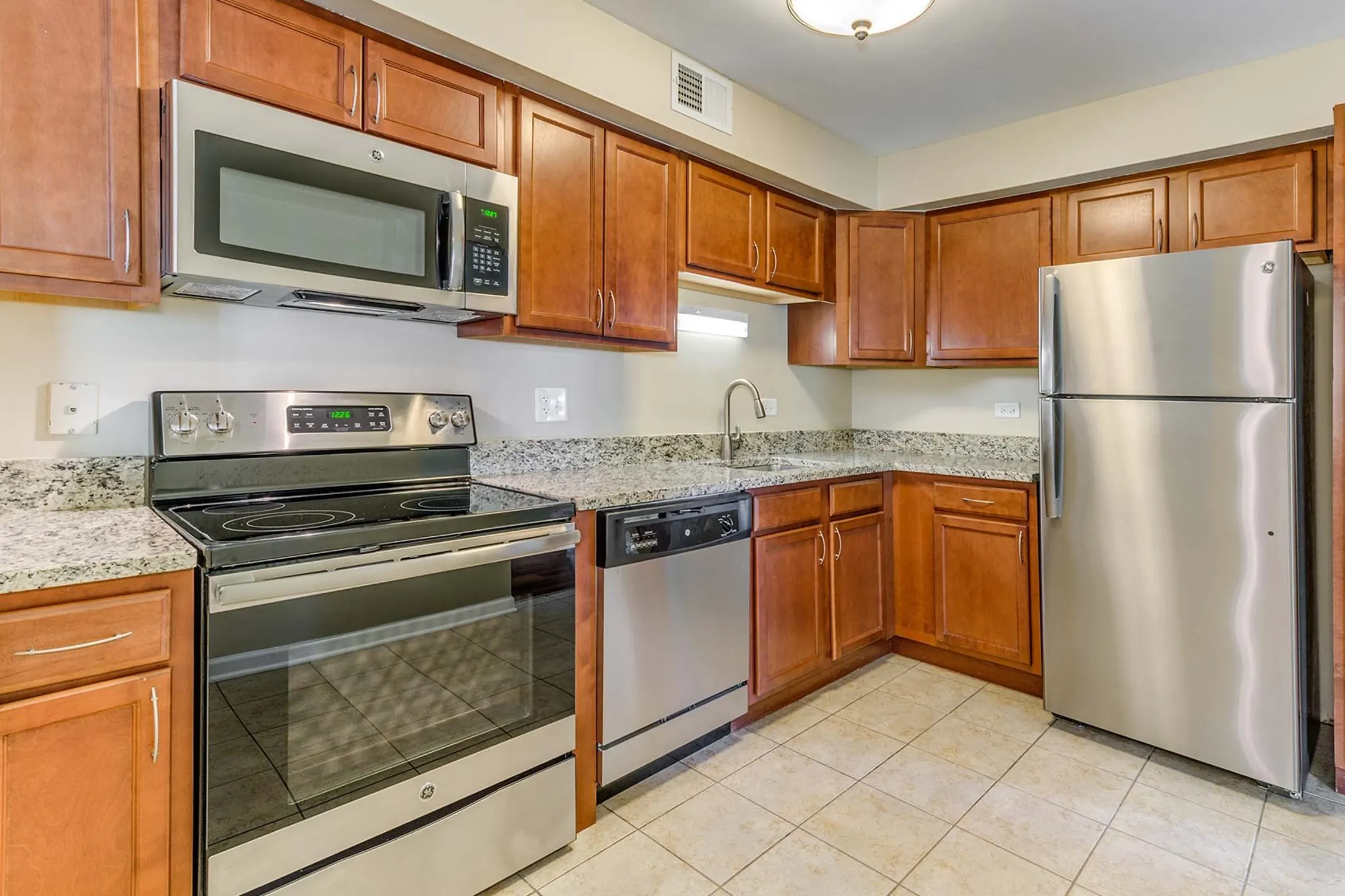 Willow Bend Apartments - 2850 Southampton Drive | Rolling Meadows, IL ...