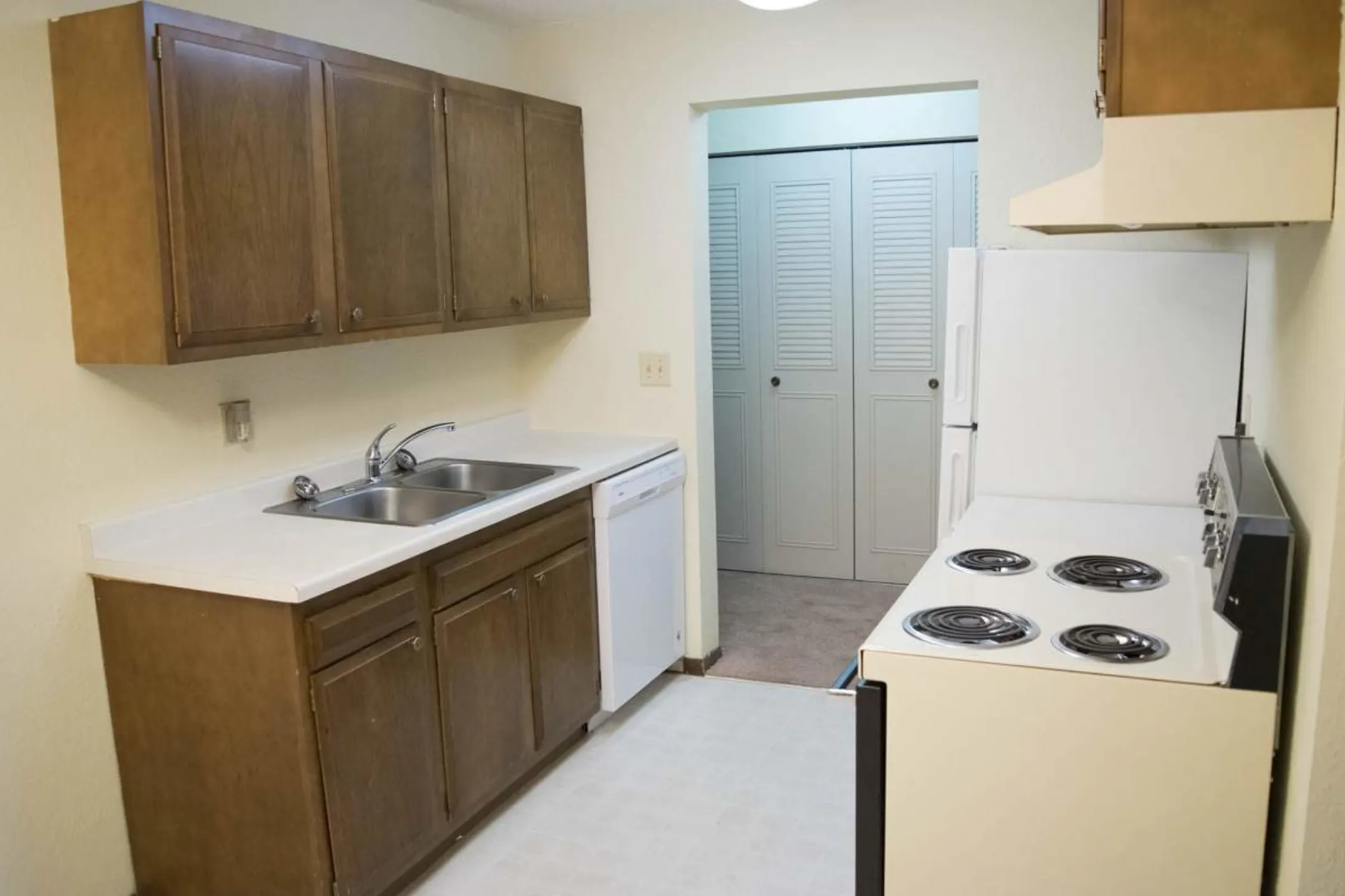 Kitchen - Dale Terrace Apartments - Roseville, MN
