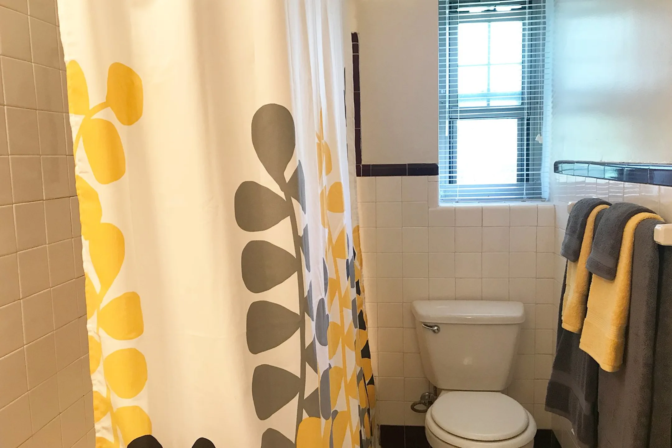Bathroom - Stonehenge Gardens - Albany, NY