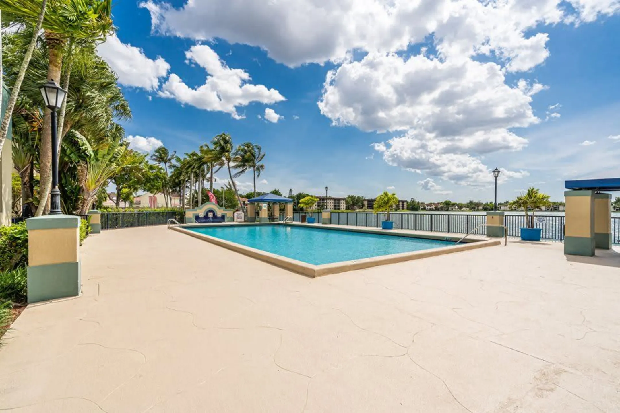 Pool - Horizons North Apartments - Miami, FL