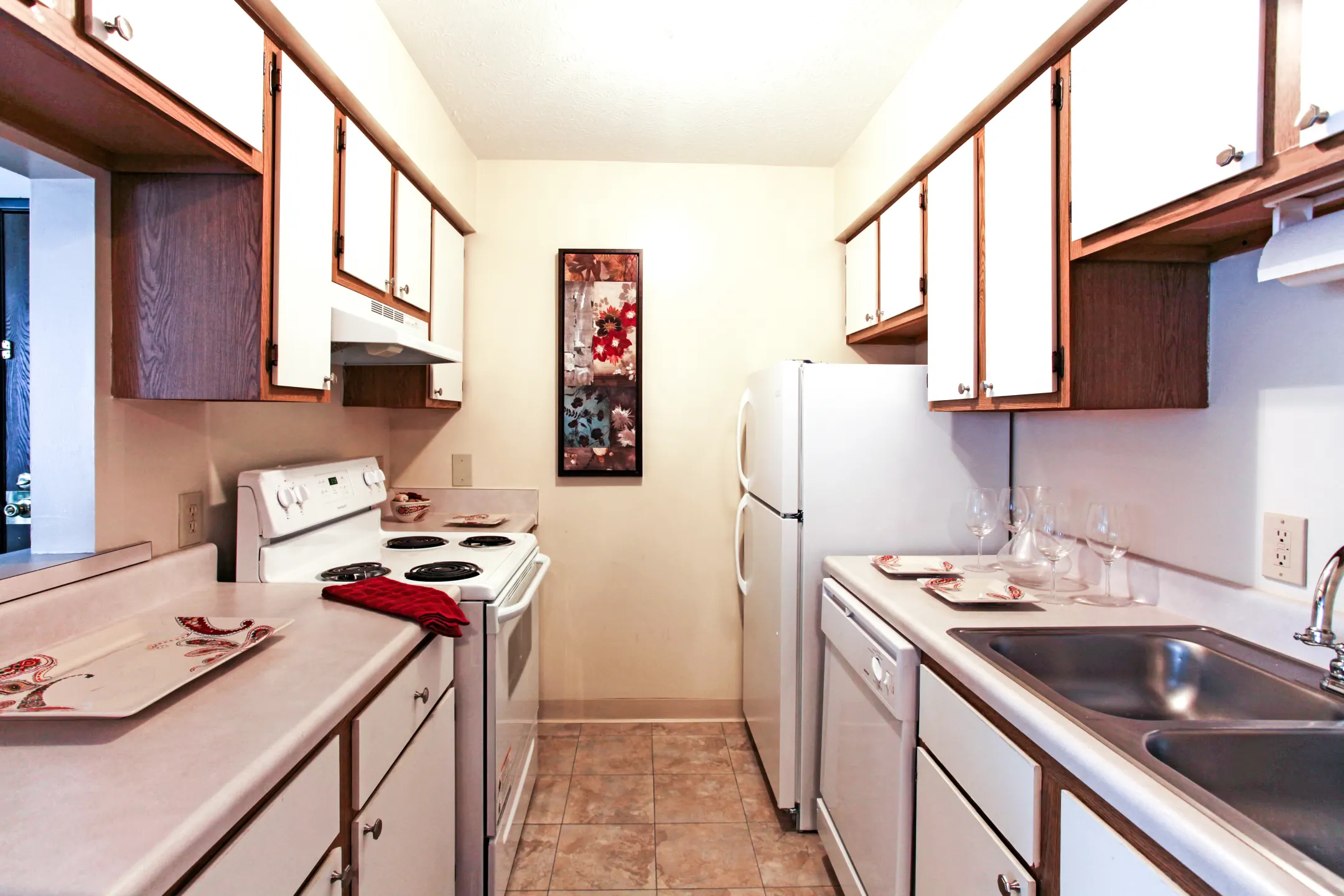 Kitchen - Bay Club Apartments - Willowick, OH