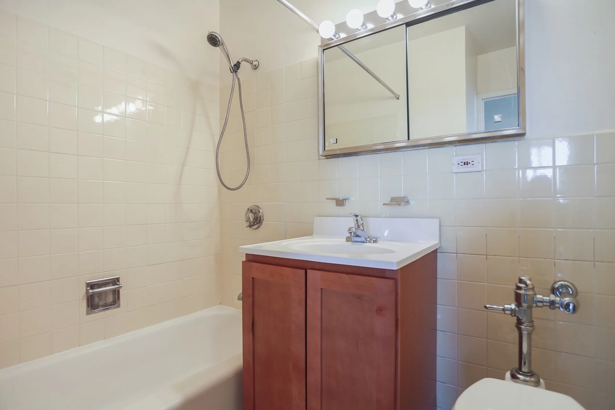 Bathroom - Sheridan Tower - Chicago, IL