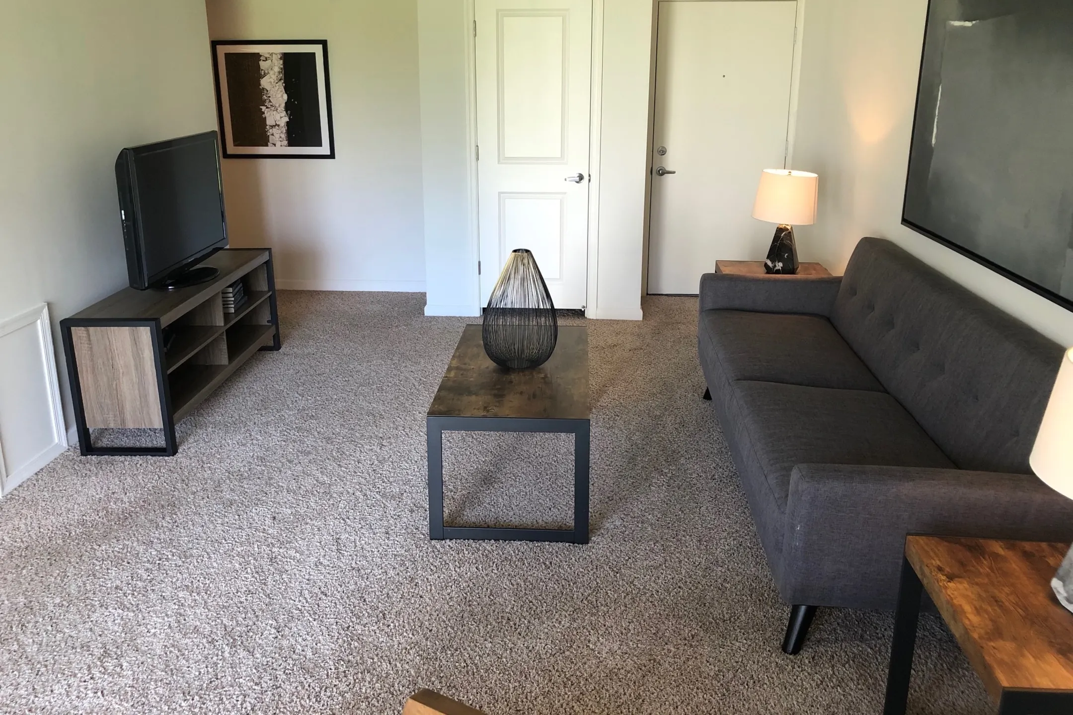 Living Room - Cavalier Country Club Apartments - Newark, DE