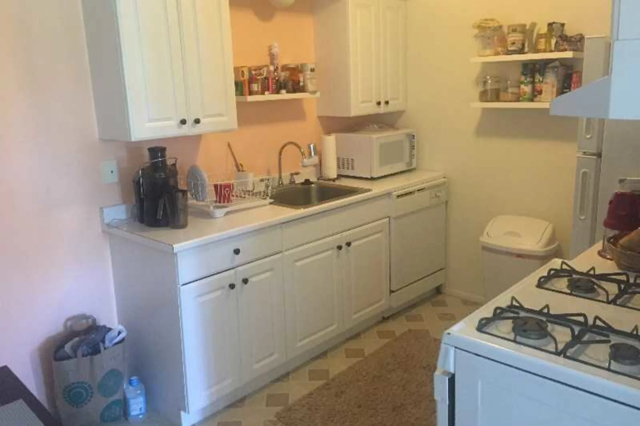 Kitchen - Walnut Creek Apartments - Farmington Hills, MI