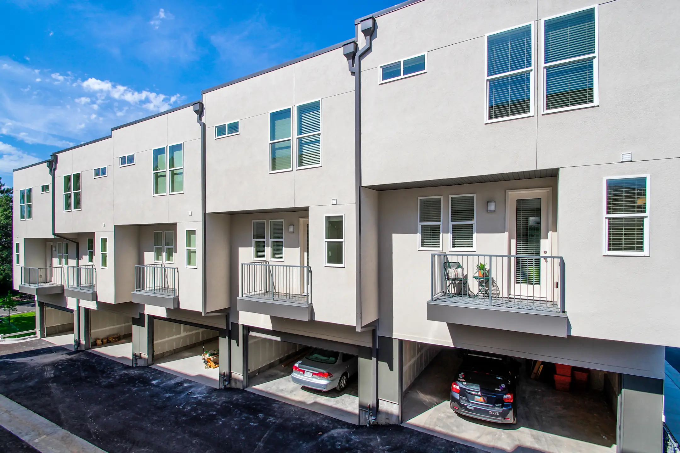 Building - Aero Luxury Townhomes - Layton, UT