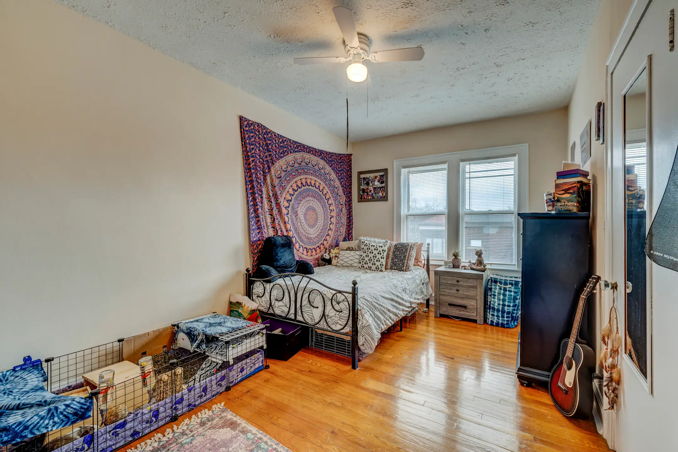 Living Room - Heights Apartments on Overlook - Cleveland Heights, OH