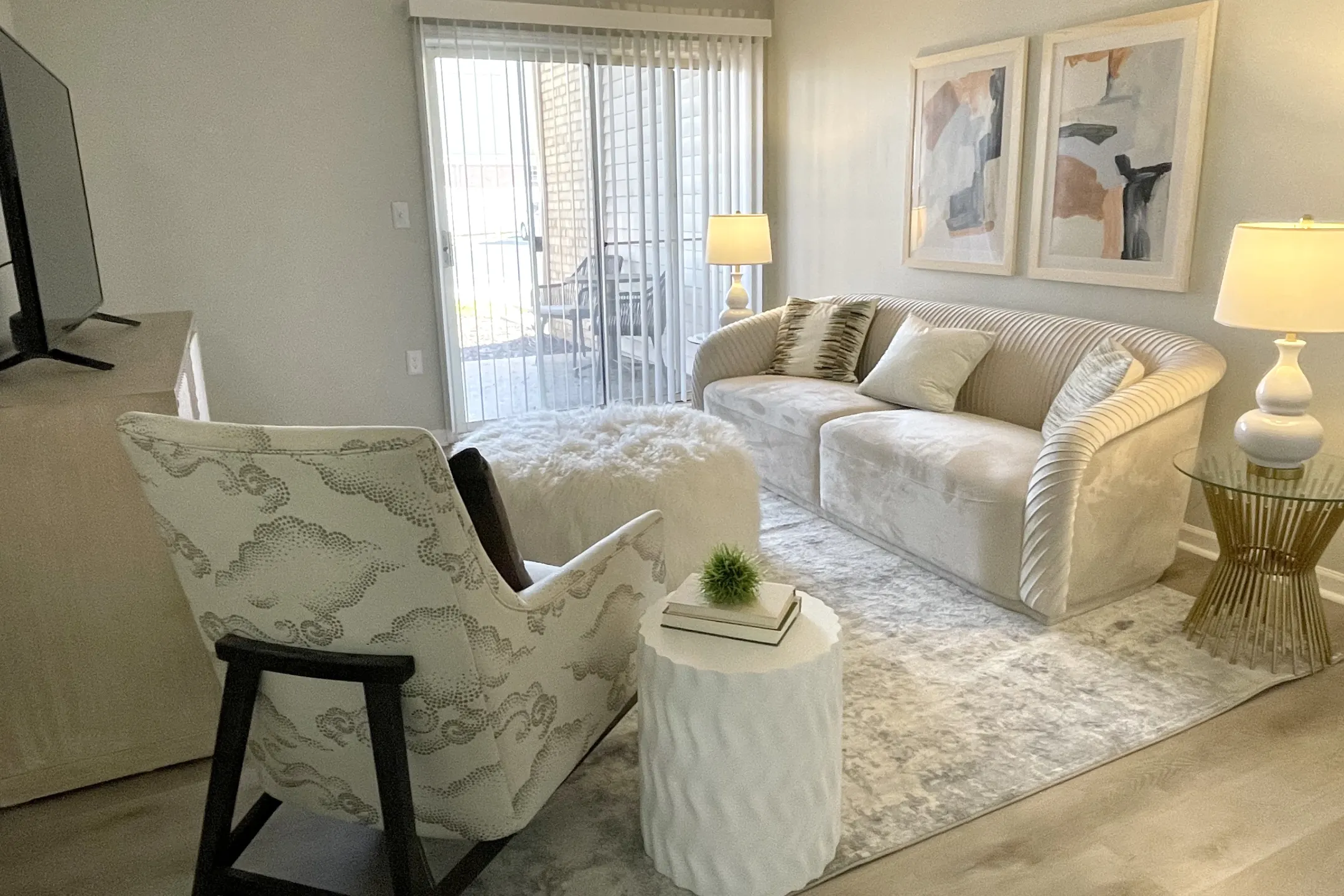 Living Room - Evergreen Luxury Apartments - Merrillville, IN