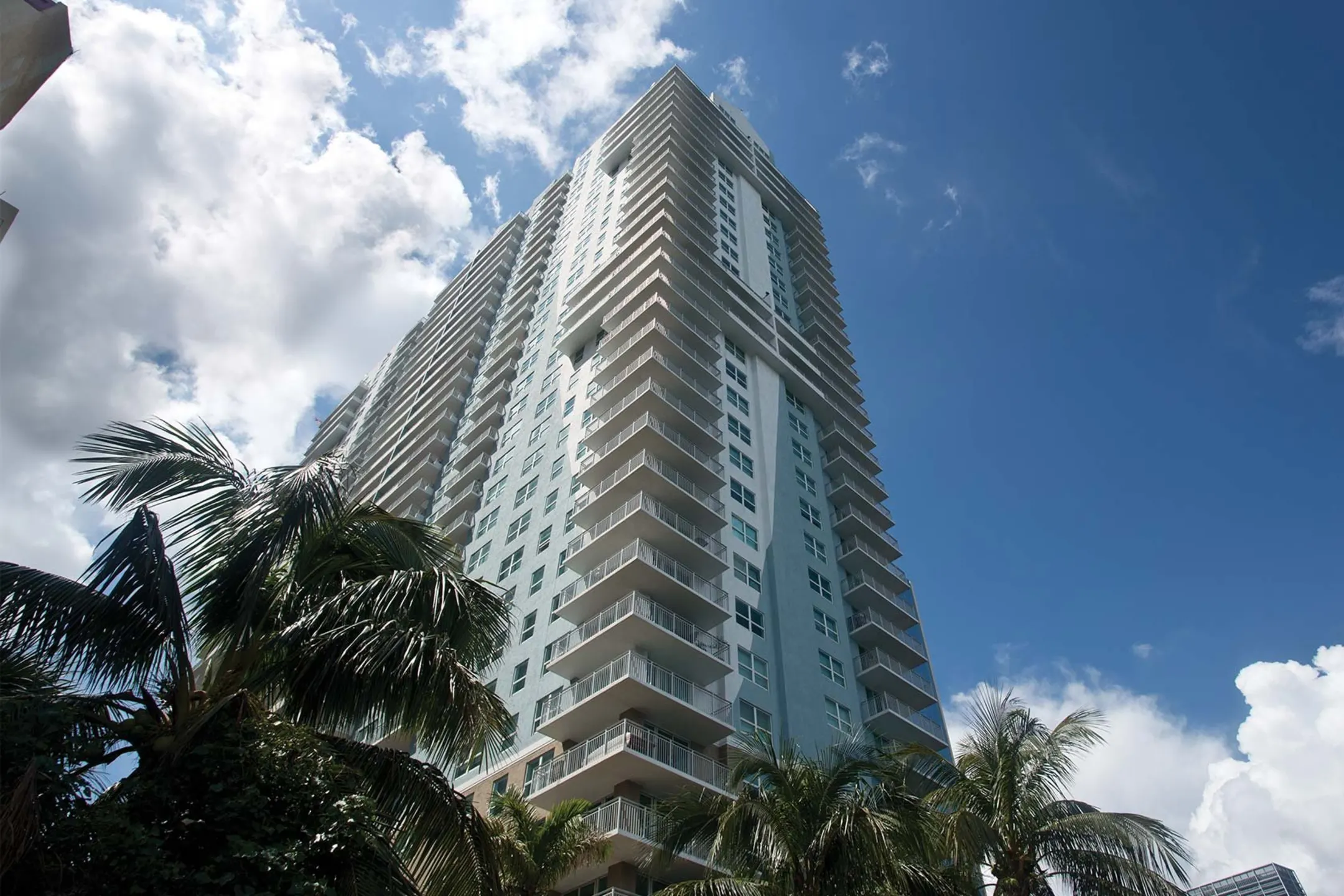 yacht club brickell apartments